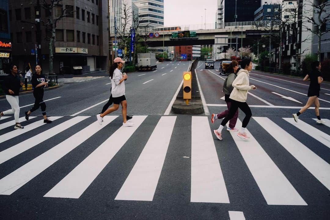 福内櫻子さんのインスタグラム写真 - (福内櫻子Instagram)「「ランニングはもっと自由でいい」 ※すみません！投稿し直しです🥹  私たちだって全力で走りたいし、全力で楽しみたい。ここ数年で、私も走りたい！という連絡をよくもらうようになって、皆が参加したくなる新しいランニングの魅力を体現するイベントを作りたいなと思ったんです。 そして、まだ走るきっかけがなかったメンバーにも、今この瞬間を駆け抜ける楽しさを感じてもらいたかった！  ガールズのランニングといったら、ヘルシーでナチュラルなものが多いイメージだったけど、 海外のマラソンに行ってみて、ガールズのこのpassionとかっこよさはなに⁉︎ってすごく思ったの。 綺麗で作られた美しさよりも、(もちろんこれも好き) 汗だくでも泥臭くても全力で自分らしくいることも本当のヘルシーで本当のカッコ良さとか美しさなんじゃないかな。って。  よく考えたら走ることって 全力で駆け抜けたら最高にスッキリするし、 一緒に走った仲間とはすぐに打ち解けることができる。(きっと、ランニングした後じゃなかったら、そんな勢いとノリなんてなかっただろうな) それが本当のランニングの魅力だよねって私は思ってる🔥✌︎  だから今回はあえて、夜にしてお酒と音楽もいれた✌︎ 走る距離は全部で4kmだったけど、その中の2kmは自分で行きたいペースで走ってもらった❤️‍🔥もちろん速さとか関係なくて、その瞬間を頑張る楽しみをそれぞれに見つけてほしいかったから。  やってみてわかったことは、 こういう機会を求めている人が多かったこと✌︎ 「こういうのやってほしかった！」 「こういうのなら参加したい」って女の子たちからの言葉を聞けた🏃‍♀️✌︎ それがスーパー嬉しかった🥹　❤️‍🔥  そうだよね！！ 私もこういうの求めてた！  沢山試行錯誤して日々どうやったらガールズにとってスポーツがCoolなものであるのかいつも考えていて、まだまだ小さいけれど一つ一つカタチにしていく✌︎   今回賛同してくれたプロジェクトメンバーには感謝でいっぱいです！  まだまだこれから！ でもまずは、一つでも一歩でも進んだ！  Produce: @sakurako_fukuuchi  support : @womenshealthjp  Photo : @e_waxstudio  Place : @omnipollostokyo  DJ : @hrkhrks」4月7日 21時22分 - sakurako_fukuuchi