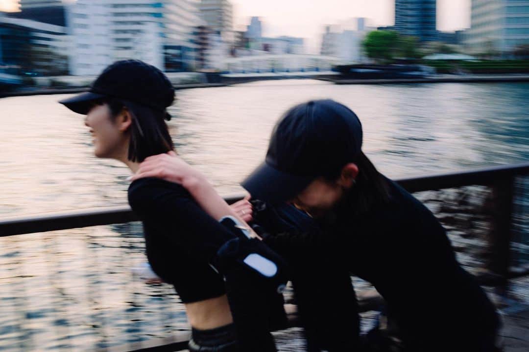 福内櫻子さんのインスタグラム写真 - (福内櫻子Instagram)「「ランニングはもっと自由でいい」 ※すみません！投稿し直しです🥹  私たちだって全力で走りたいし、全力で楽しみたい。ここ数年で、私も走りたい！という連絡をよくもらうようになって、皆が参加したくなる新しいランニングの魅力を体現するイベントを作りたいなと思ったんです。 そして、まだ走るきっかけがなかったメンバーにも、今この瞬間を駆け抜ける楽しさを感じてもらいたかった！  ガールズのランニングといったら、ヘルシーでナチュラルなものが多いイメージだったけど、 海外のマラソンに行ってみて、ガールズのこのpassionとかっこよさはなに⁉︎ってすごく思ったの。 綺麗で作られた美しさよりも、(もちろんこれも好き) 汗だくでも泥臭くても全力で自分らしくいることも本当のヘルシーで本当のカッコ良さとか美しさなんじゃないかな。って。  よく考えたら走ることって 全力で駆け抜けたら最高にスッキリするし、 一緒に走った仲間とはすぐに打ち解けることができる。(きっと、ランニングした後じゃなかったら、そんな勢いとノリなんてなかっただろうな) それが本当のランニングの魅力だよねって私は思ってる🔥✌︎  だから今回はあえて、夜にしてお酒と音楽もいれた✌︎ 走る距離は全部で4kmだったけど、その中の2kmは自分で行きたいペースで走ってもらった❤️‍🔥もちろん速さとか関係なくて、その瞬間を頑張る楽しみをそれぞれに見つけてほしいかったから。  やってみてわかったことは、 こういう機会を求めている人が多かったこと✌︎ 「こういうのやってほしかった！」 「こういうのなら参加したい」って女の子たちからの言葉を聞けた🏃‍♀️✌︎ それがスーパー嬉しかった🥹　❤️‍🔥  そうだよね！！ 私もこういうの求めてた！  沢山試行錯誤して日々どうやったらガールズにとってスポーツがCoolなものであるのかいつも考えていて、まだまだ小さいけれど一つ一つカタチにしていく✌︎   今回賛同してくれたプロジェクトメンバーには感謝でいっぱいです！  まだまだこれから！ でもまずは、一つでも一歩でも進んだ！  Produce: @sakurako_fukuuchi  support : @womenshealthjp  Photo : @e_waxstudio  Place : @omnipollostokyo  DJ : @hrkhrks」4月7日 21時22分 - sakurako_fukuuchi