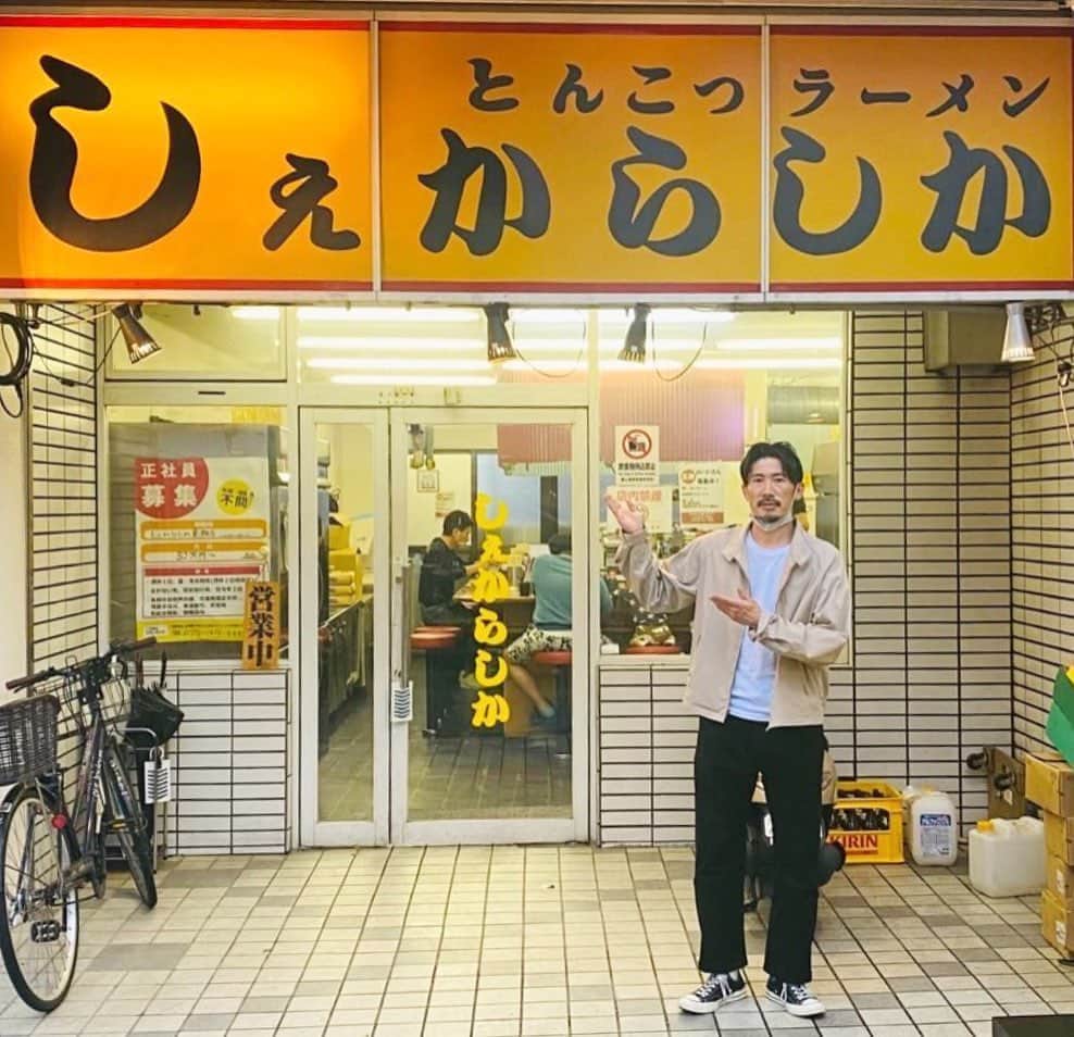 西野恭之介さんのインスタグラム写真 - (西野恭之介Instagram)「レンタル西野。豚骨ラーメンの名店。しぇからしかでいっしょに食べて下さい。でした。替え玉もさせて貰いました。美味かった。帰りマスクには豚骨の匂いが染み込んでました。ありがとうございました。」4月7日 21時23分 - choplin_nishino