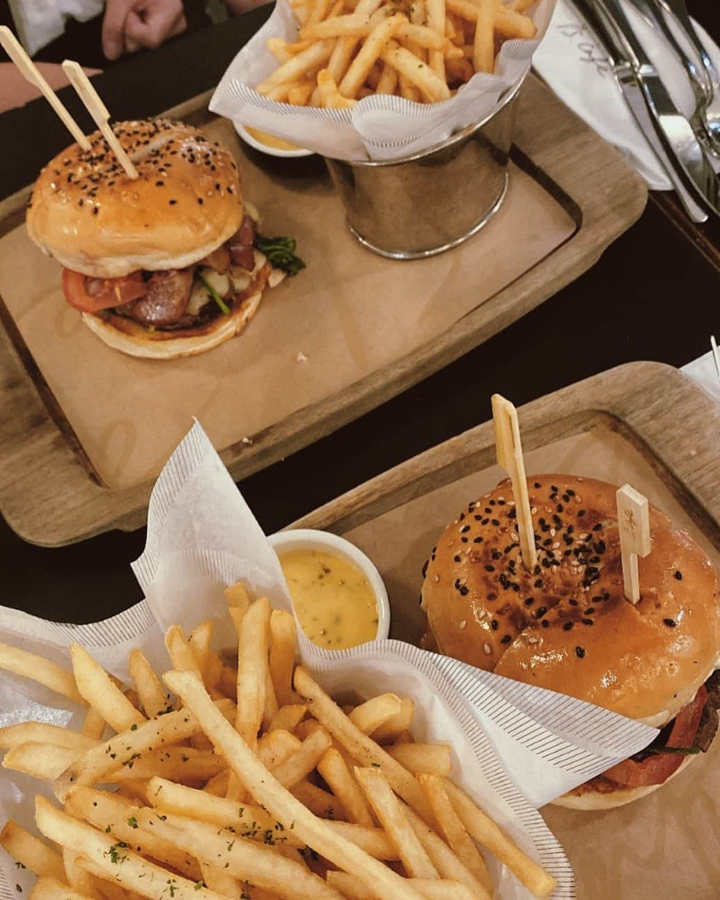 i_am_romikoのインスタグラム：「この日はあいちゃんおすすめのカゴバックを見に行く前にランチ🍔🍴 初めてのPScafe☕︎ お肉もジューシーでかなりのボリューム！ とっても美味しかったよぉ〜  PScafeはシンガポール内に11店舗もあるみたいで次回はデンプシーヒルのPScafeに行ってみたい🤍🤍  📍@pscafe 🚇Ochard 🕛10:00〜22:00  #シンガポール生活#シンガポール在住 #シンガポールカフェ #pscafeatparagon #海外生活 #海外カフェ#2歳女の子 ママ」