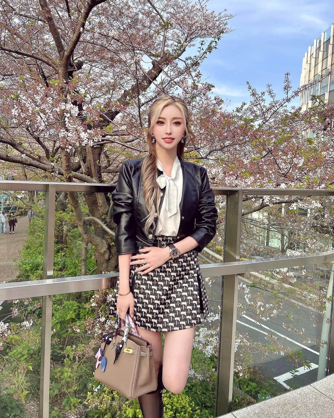 藤咲めいのインスタグラム：「暖かくて過ごしやすくなってきたね🌸💕 このスカートウエスト位置が高くて脚長効果ある😚🌈💗 夏も沢山履けそう🫶🏻🌱  skirt  @randy_online_  jacket  ZARA shirt  BUYMA socks  SHEIN shoes  PRADA  #ootd #igers #photooftheday #fashion」