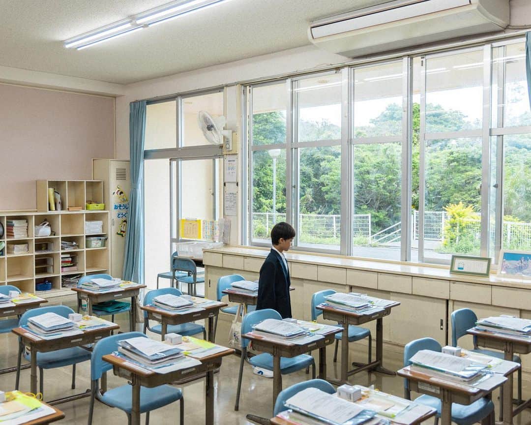 セソコマサユキのインスタグラム：「そんなわけで、次男の入学式でした。  にーにーと同じ学校に行くのを楽しみにしていて、緊張するかなーなんて親の心配をよそに、最初っからおどけてふざけて楽しそうに過ごしてて、次男らしいというか、良い度胸だな、と。そのキャラクターで保育園ではずいぶんモテたらしいけど、小学校ではどうなるかね。ともかく、良き友と出会い、たのしい６年間になりますように。  入学おめでとう！！  #沖縄 #移住 #子育て #次男」