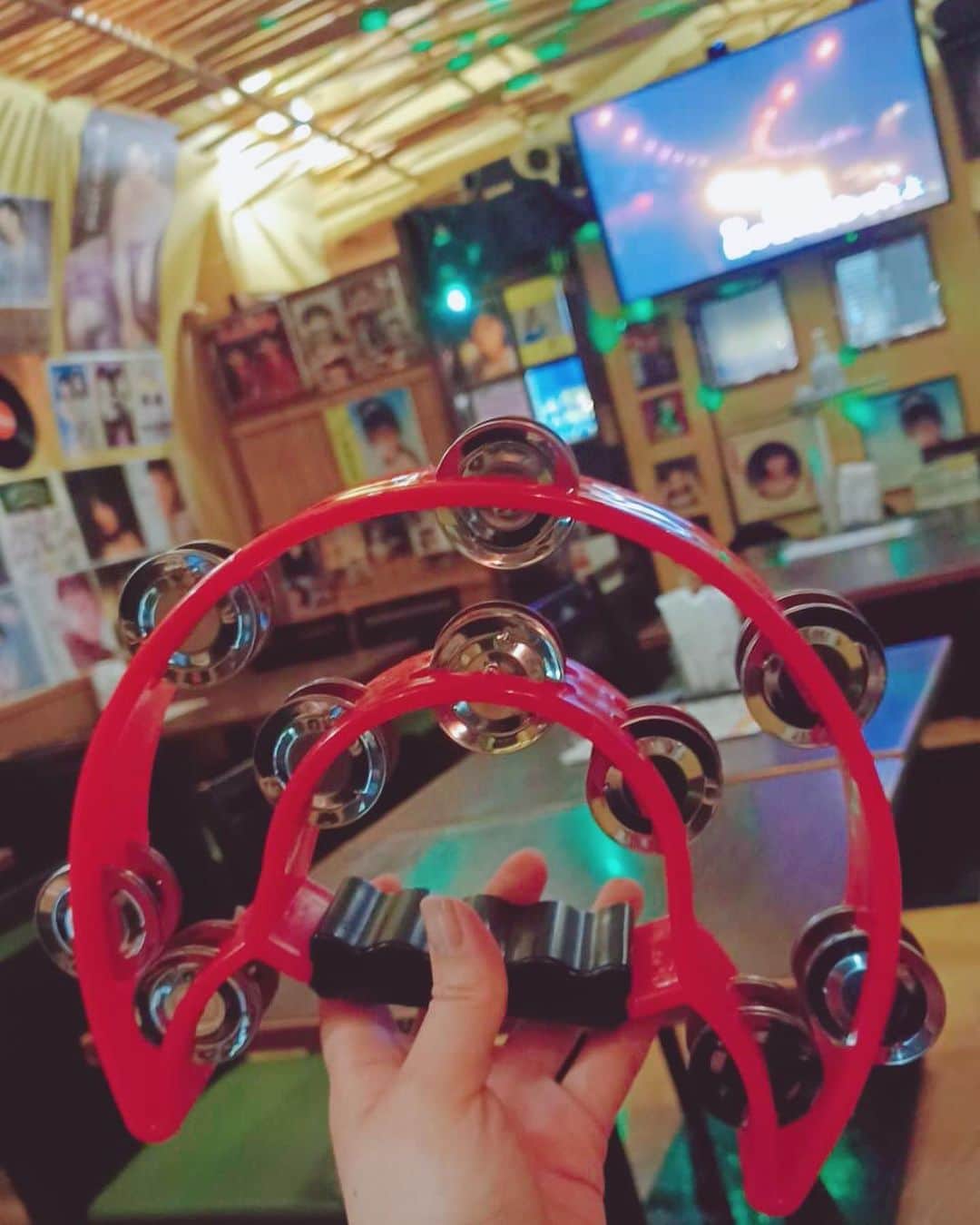 小川理子さんのインスタグラム写真 - (小川理子Instagram)「会社の仕事おわりに代々木駅にある「昭和歌謡居酒屋UFO」で歌うたってきたー🎤 お通しは駄菓子いっぱい♡ 飲み放題、歌いたい放題！  昭和歌謡は私も好き‼︎ こうゆうお店は初めてで楽しかった✨  お店ルールがあって「2000年以前の歌限定」なの。 大好きな松田聖子さんの「 #赤いスイトピー 」を本人映像で歌ったー😍あとは小林明子さん「恋におちて」🎤  食べ物の持ち込み自由だから、ご飯買って来ても良いよね‼︎お店におつまみメニューもあるよ😆 歌う以外に、昭和アイドルの映像みながら「山口百恵さん可愛いー！」って楽しんだ♡ 昭和の歌、もっと勉強しよー！  PR @yoyogiufo #昭和歌謡居酒屋UFO #カラオケバー #昭和歌謡 #代々木バー #昭和歌謡バー #昭和アイドル #昭和ノスタルジー #昭和歌謡好きと繋がりたい #昭和アイドル好きと繋がりたい #貸切パーティー #歓送迎会 #2次会 #無料カラオケ歌い放題」4月7日 21時28分 - ogawariko11