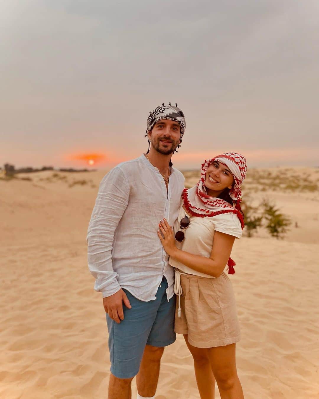 ルーベン・ブロマールトのインスタグラム：「Sunset 🌅  ♥️   #takemeback #holiday #couplegoals #travel #dubai #desert #safari #sunset」