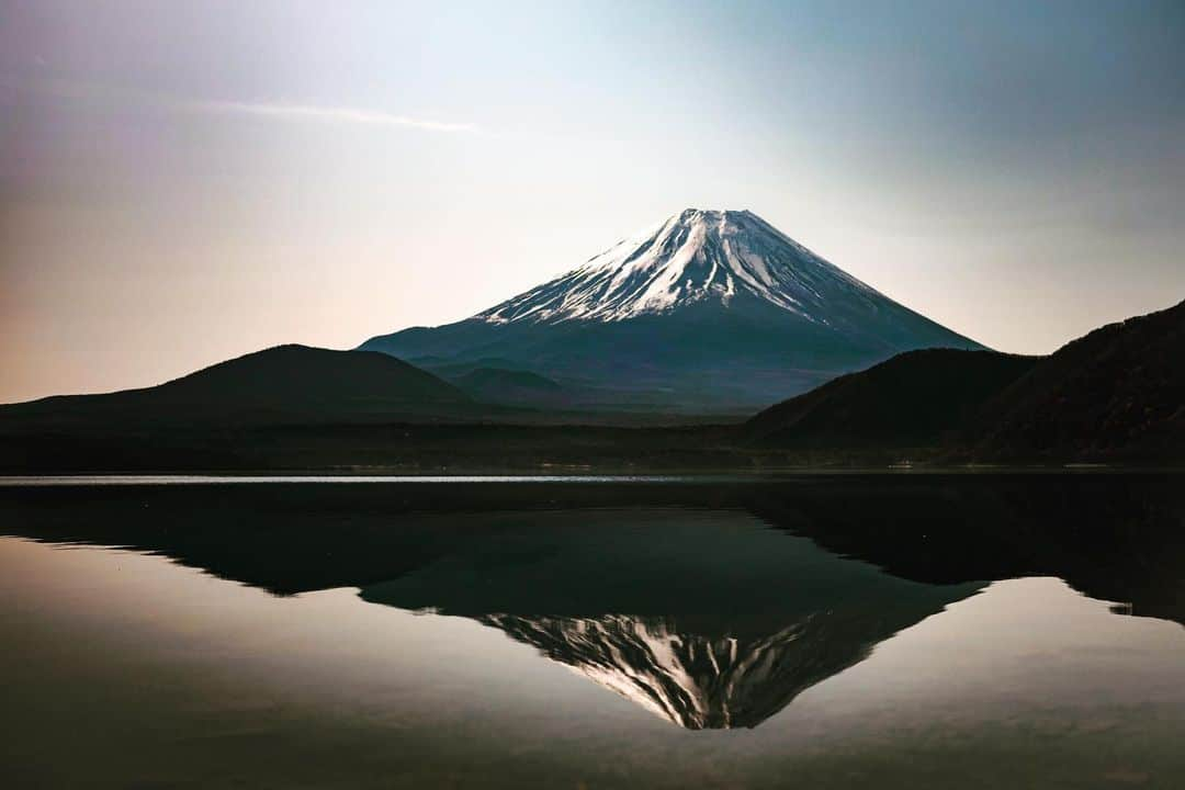 YU-KIのインスタグラム：「4月4日は こんなにも富士山がキレイな時期なんだと学びました 良い日に生んでくれた両親に感謝🙏(ゾロ目覚えやすいし) そして俺を支えてくれる皆さんにも感謝🙏 良い写真撮らせてくれたお天道様にも感謝🌞  KITAKAZE Zepp TOUR 2023年カマします！ 皆さん、よろしくお願いします🔥  #富士山  #逆さ富士 #fujisan  #mtfuji  #watermirror  #Japan  #photography  #japanphoto  #sigma  #sigmafp」