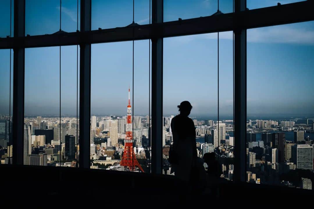 Takashi Yasuiさんのインスタグラム写真 - (Takashi YasuiInstagram)「Tokyo windows  #TakashiYasui #SPiCollective #filmic_streets #ASPfeatures #photocinematica #STREETGRAMMERS #street_storytelling #bcncollective #ifyouleave #sublimestreet #streetfinder #timeless_streets #MadeWithLightroom #worldviewmag #hellofrom #mediciism #reco_ig」4月7日 21時31分 - _tuck4