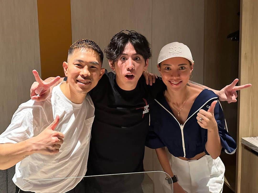 井岡一翔さんのインスタグラム写真 - (井岡一翔Instagram)「- - ”ONE OK ROCK“ 東京ドームでのLiveに 行かせてもらいました！  圧巻のパフォーマンス 日本の未来へ 愛溢れる真っ直ぐなメッセージ  彼らが見据える目標だったり 夢だったり、野望だったり 魅せたい事、そんな事よりも、 この日本で彼らを見てる人が 何が見たいか、何を伝えるべきなのか 見ている人達の事をとても考えた LIVEだなと感じた。 鋭さと愛と優しさが紙一重で カッコよかった。 全てが素晴らしかった。  君達ONE OK ROCKはもう 欲望に満ちた青年団になったのかもね  だからこそ バンドマンとして伝えれる事が たくさんある 人の人生を変えるバンド 日本の未来を変えるバンド。  ONE OK ROCK  ありがとう！」4月7日 21時32分 - kazuto_ioka_official