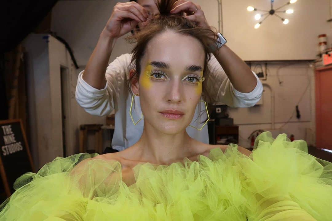 ケイト・ハリソンのインスタグラム：「BTS of yesterdays editorial 📗 MU: @okigaljuju  Hair: @kumi_hair_nyc」