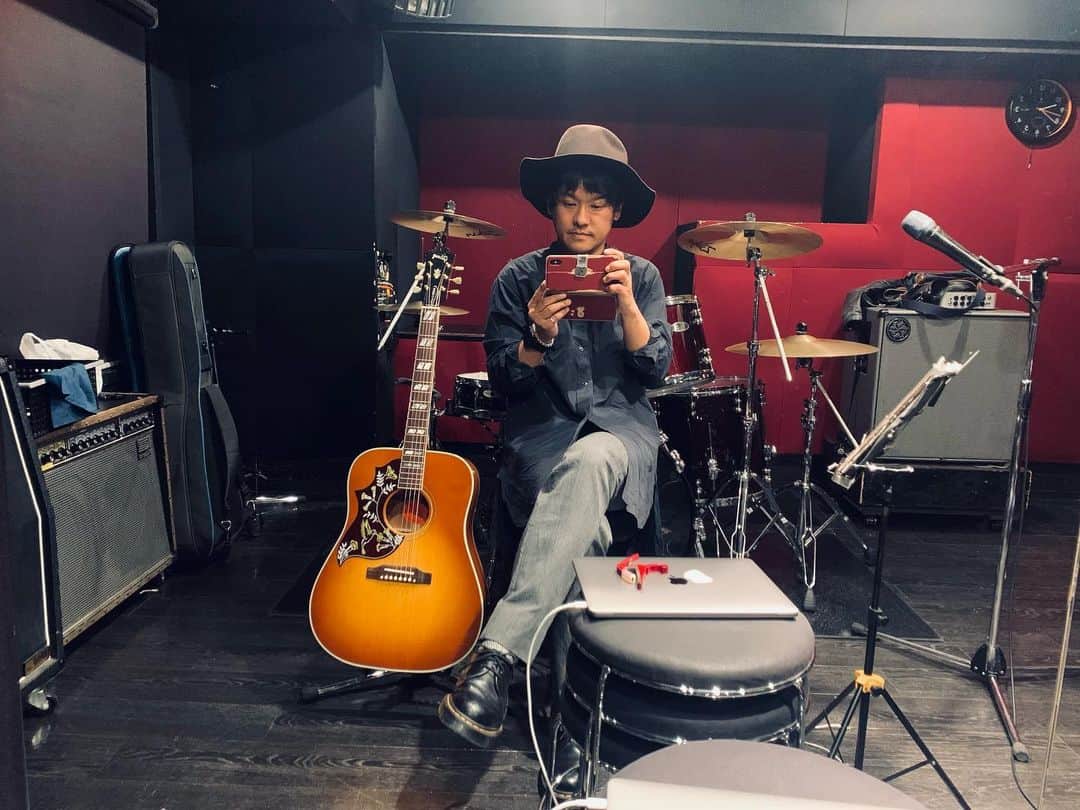 小田和奏のインスタグラム：「今夜はワンカメスタジオ配信ライブ、ギター編をお届けしました。 ご覧頂きありがとうございました！ アーカイブは1週間見れますので、お時間ある時にぜひ！もちろん今からでも配信チケットご購入可能です。」
