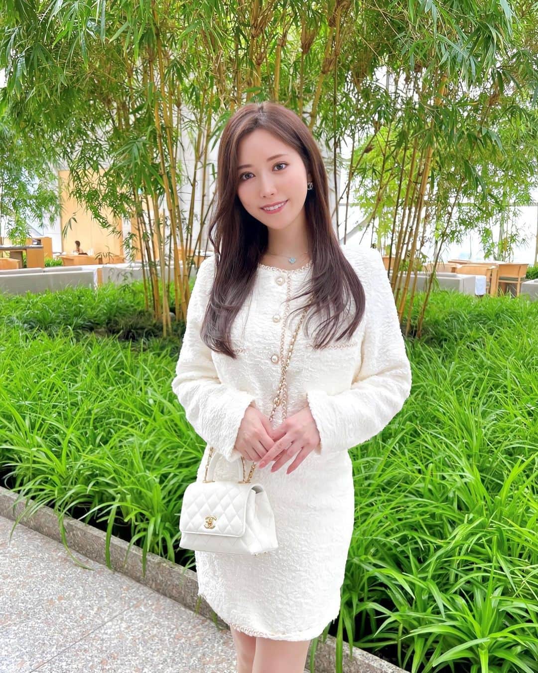 のインスタグラム：「⠀ 先日、久しぶりパークハイアット東京 緑が目に優しい🌿  パークハイアットのピークラウンジは、 都会のオアシス感あってすごく落ち着く。  この日は、ホワイトコーデにしてみた🐇  @graxia_official のセットアップ🤍  柔らかいから着心地が良くて、 羽織にも使えるから今の時期にぴったり♪  別々に使えるのがセットアップのいいところ🫶  ・  ・  ・  #graxia#春コーデ#セットアップ#ワンピース#ホテル#ココハンドル#ヴァンクリーフアーペル#ヴァンクリホリデー#ホワイトコーデ#ホテルランチ#パークハイアット東京#新宿」