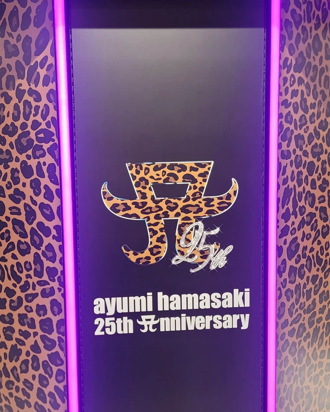 黛実希さんのインスタグラム写真 - (黛実希Instagram)「あゆ25周年おめでとう🐆💗❤️💗❤️💗 @a.you あゆは、ずーーーーーーっと私たち世代の青春だよ!!!!!!🎀💘 9歳からあゆの歌を聞いて今年で35歳になる私の人生青春ソングは間違いなくあゆしか居ない❣ マルキューのあゆ25周年Popup初日予約して行けて良かった💕 お洋服は即完で買えなかったけど大好きなラブボとのコラボはしっかり買えたから大満足💞 そしてそして何より１番興奮したのはScawa、Cawaiiの表紙🥺🥲❤️！！！！！！ これはもう、、、、泣いた、、、、😭❤️ 青春が詰まりすぎてるし、高校生のときはCawaii、短大生のときはScawaの読モをずっとやってたから感慨深い‥🥲💓 (ちなみに中学生のときはハナチュー3年間出てました笑)  ゆきみと大大大興奮なPopupでした😭❤️  #浜崎あゆみ#hamasakiayumi#あゆ#25周年#25周年おめでとう#マルキュー#shibuya109#loveboat#ラブボート#浜崎あゆみ好きな人と繋がりたい#浜崎あゆみライブ#팔로우미#팔로우해요#일본인#일본여자#좋아요#좋아요그램」4月7日 21時35分 - candymiiiki