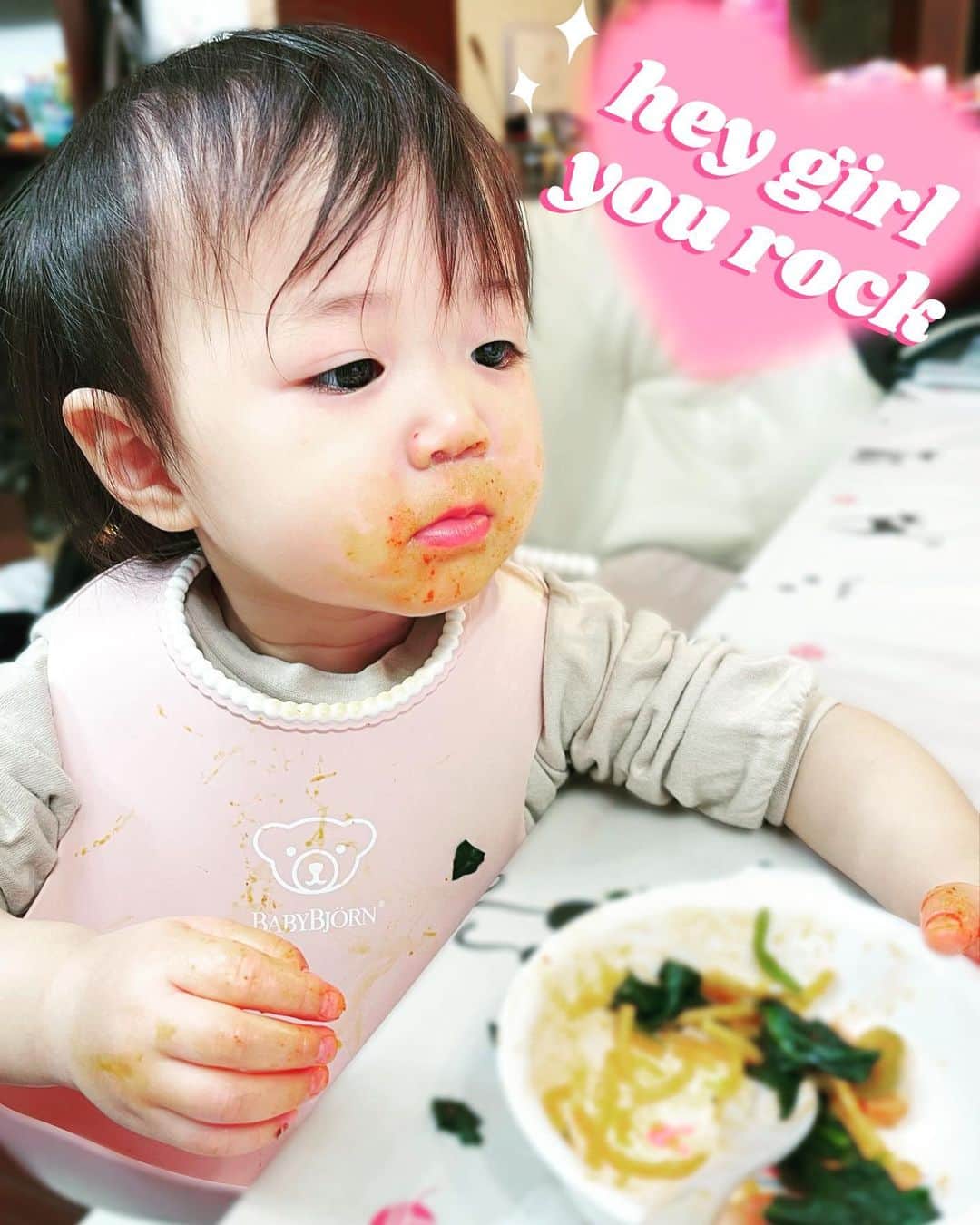 恒松あゆみのインスタグラム：「ワイルドな  娘の  お食事タイム。   #1歳7ヶ月   #ナポリタン」