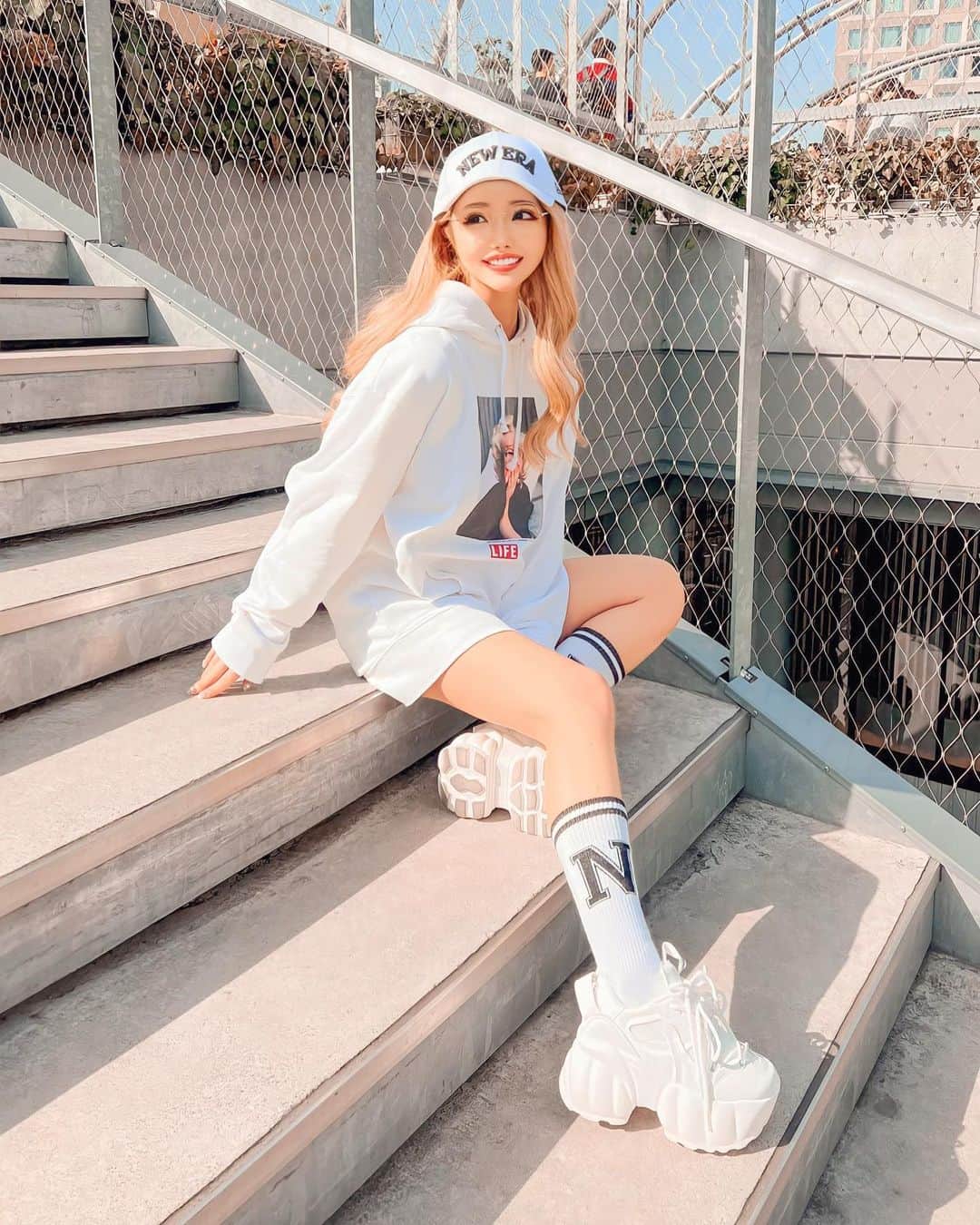 とみmamaのインスタグラム：「ストリートとみさん⚽️🖤  みんなもうこのパーカー お揃いしてくれた？🥺💗  ミカちゃんと一緒にモデルさせて頂いた @xeno.fitnesswear の 1番お気に入りモンローパーカー😮‍💨💓 バックスタイルも可愛いってずるい😡❤️  #xeno #streetstyle #streetwearfashion #miyashitapark #ストリート系女子 #ストリートファッション #ストリートコーデ #ストリート女子 #ストリートスタイル #ストリート系ファッション #スニーカーコーデ #スニーカー女子 #厚底スニーカー #ママコーデ #ママファッション #パーカーコーデ #パーカー女子 #ギャルコーデ #ギャルママ #宮下パーク #フィットネス女子 #キャップコーデ #キャップ女子 #ミヤシタパーク #ギャル #gal #shibuya #japanesegirl #金髪ロング #金髪ギャル」
