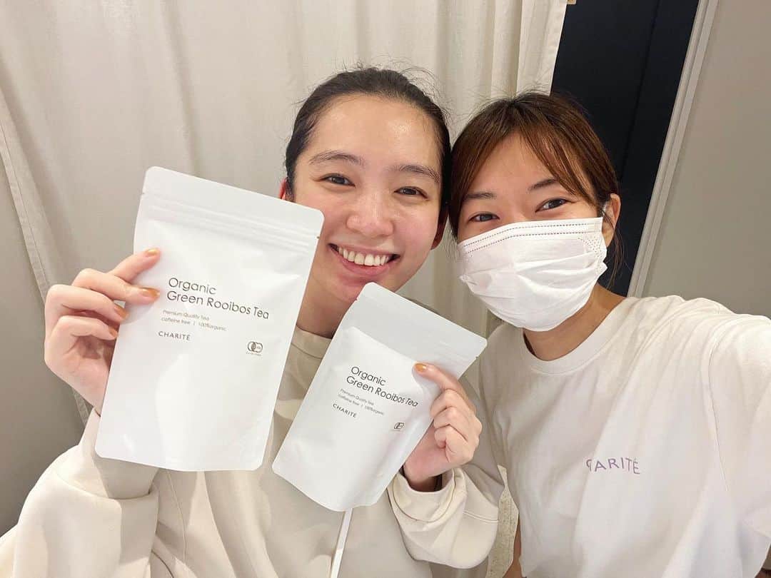のインスタグラム：「フェイシャルで @charite_omotesando  一皮剥けて肌も潤いすっきりしたのか 帰ったら爆睡でした😂  あともう何ヶ月も飲み続けてる お茶も追加購入🍵 美味しいし身体にいいし 水かこれしか飲んでないです🫶」