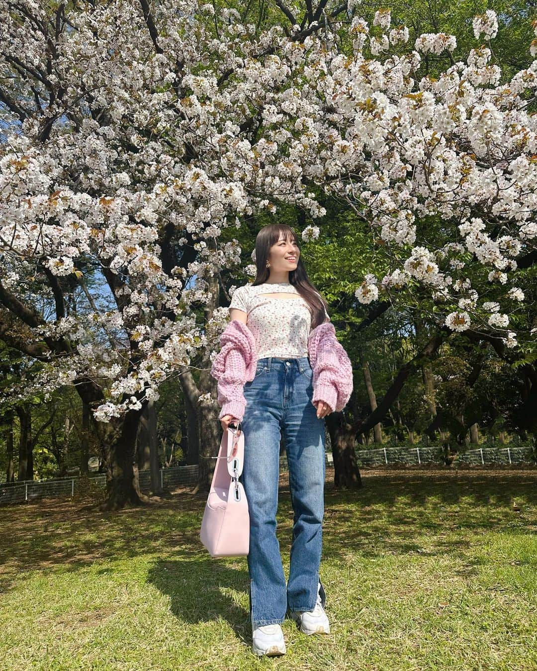 黒坂優香子さんのインスタグラム写真 - (黒坂優香子Instagram)「🌸  来年はもっとたくさん色んな場所に桜を見に行くぞ！と心に決めた日🫶🏻🌸  駆け込みお花見で初めて用賀にある砧公園に行ったよ！  すごく広いし桜もたくさんあるし、遊具もあるので子供連れの方にもすごくおすすめ♡  桜に合わせてピンクなコーデにピンクな小物に桜の香水を♡  ピアス　@dior トップス　@epineofficial  デニム　@amerivintage  カーディガン　@snidel_official_snap  スニーカー　@pumajapan  バッグ　@hey_mrs_rose   #ootd #fashion #お花見 #153cmコーデ #ゆかこーで #低身長コーデ #砧公園 #ピクニック」4月7日 21時39分 - yukakokurosaka0606