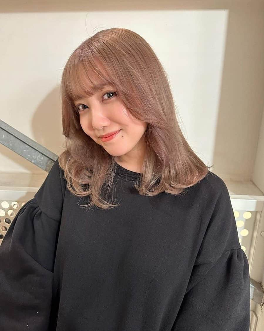 加藤玲奈のインスタグラム：「久々にハイトーンカラー🤍 やっぱりしっくりきますな☺️ 夏はハイトーンでいきたい！！！！！  @__daiwoo さんありがとうございました🤍」