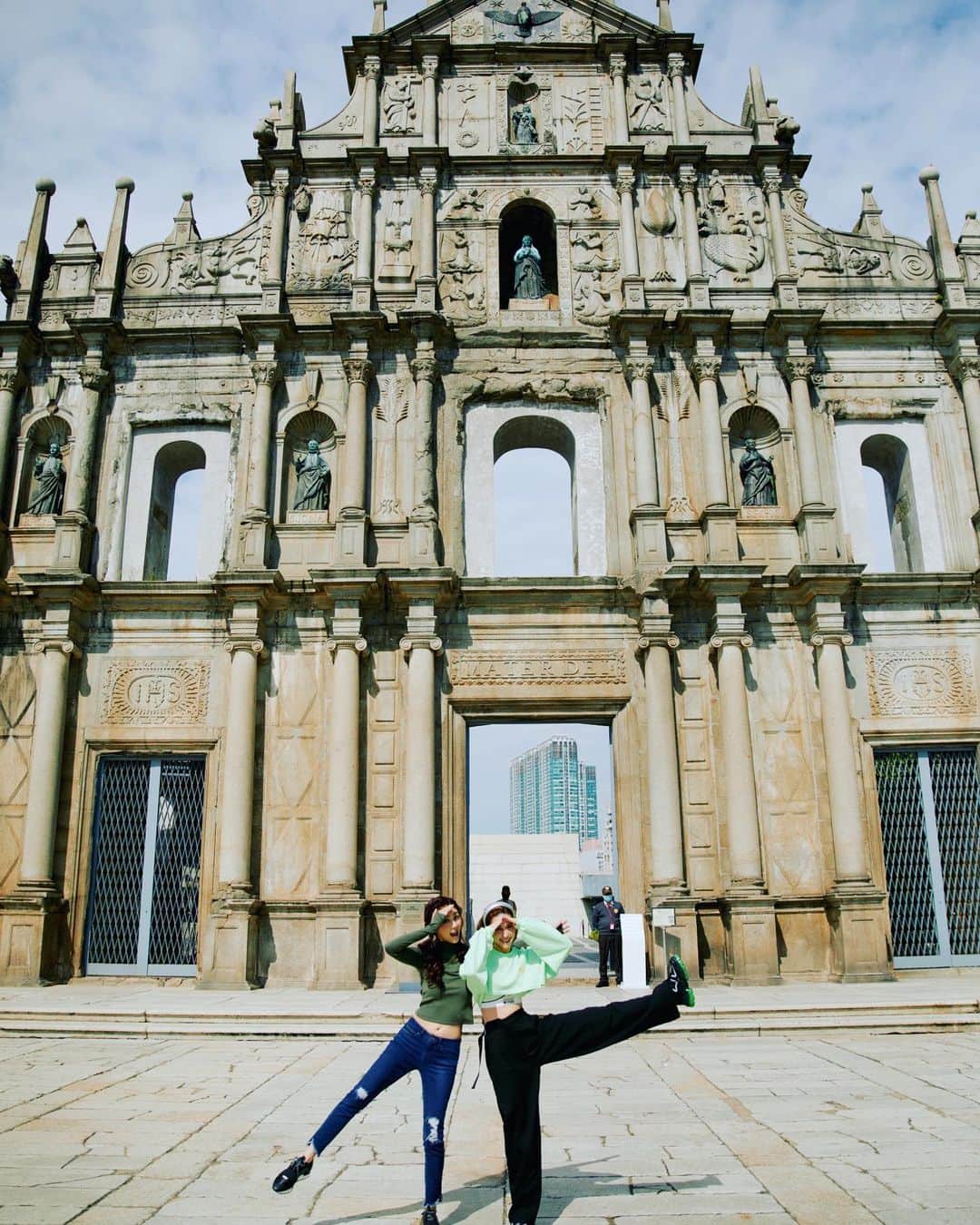 フィオナ・シットのインスタグラム：「@laurinda_ho having fun times with my babe ❤️❤️❤️❤️❤️❤️. Ps she’s so flexible 😂❤️👍🏻」