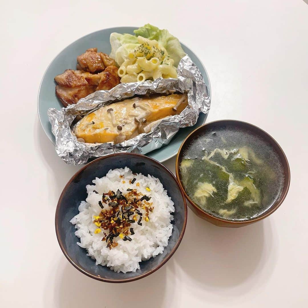 小瀬黎奈のインスタグラム：「#お家ごはん 初鮭のホイル焼き作った🥢🐟❤︎」