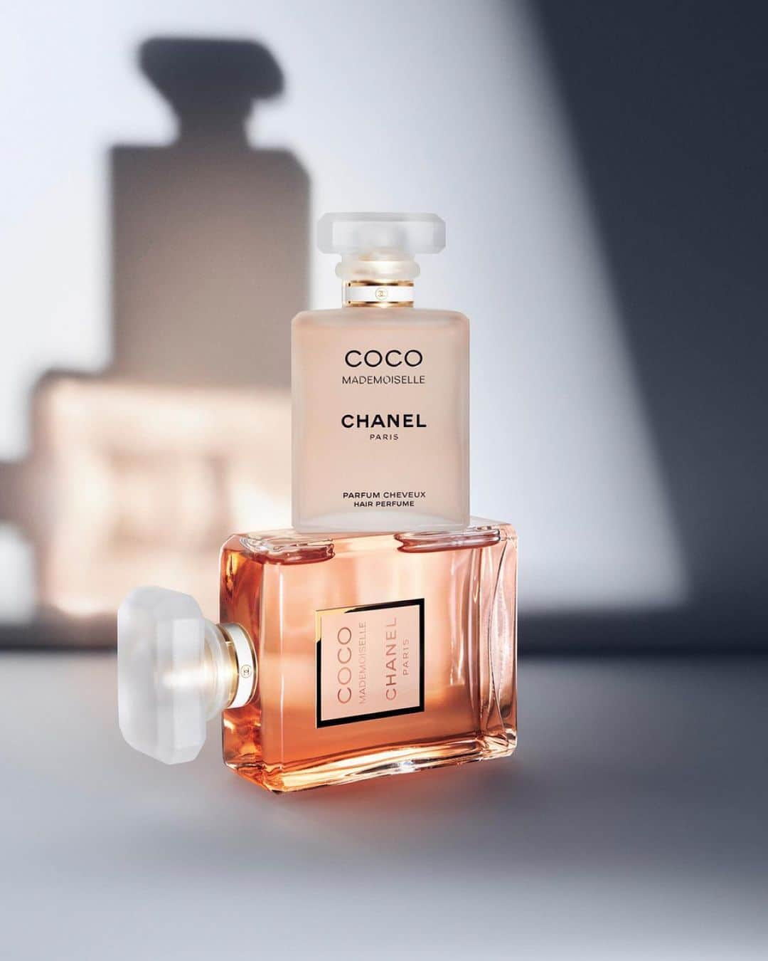 シャネルさんのインスタグラム写真 - (シャネルInstagram)「COCO MADEMOISELLE. The perfect match. Accentuate the ambery-fresh trail of COCO MADEMOISELLE Eau de Parfum with the new COCO MADEMOISELLE Hair Perfume. Meet actress @whitneypeak, the new COCO MADEMOISELLE.  #CocoMademoiselle #CHANELFragrance」4月7日 21時44分 - chanelofficial