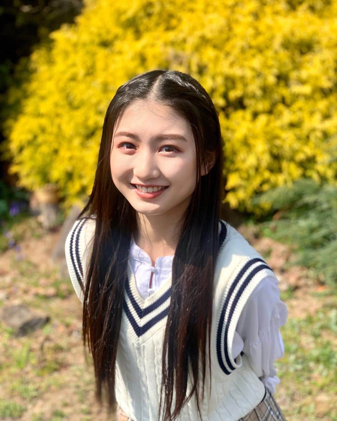 塩月希依音のインスタグラム：「🌼🤍  #お花#お花畑#春#spring #flower #jk#ljk #05#05년생 #05line」