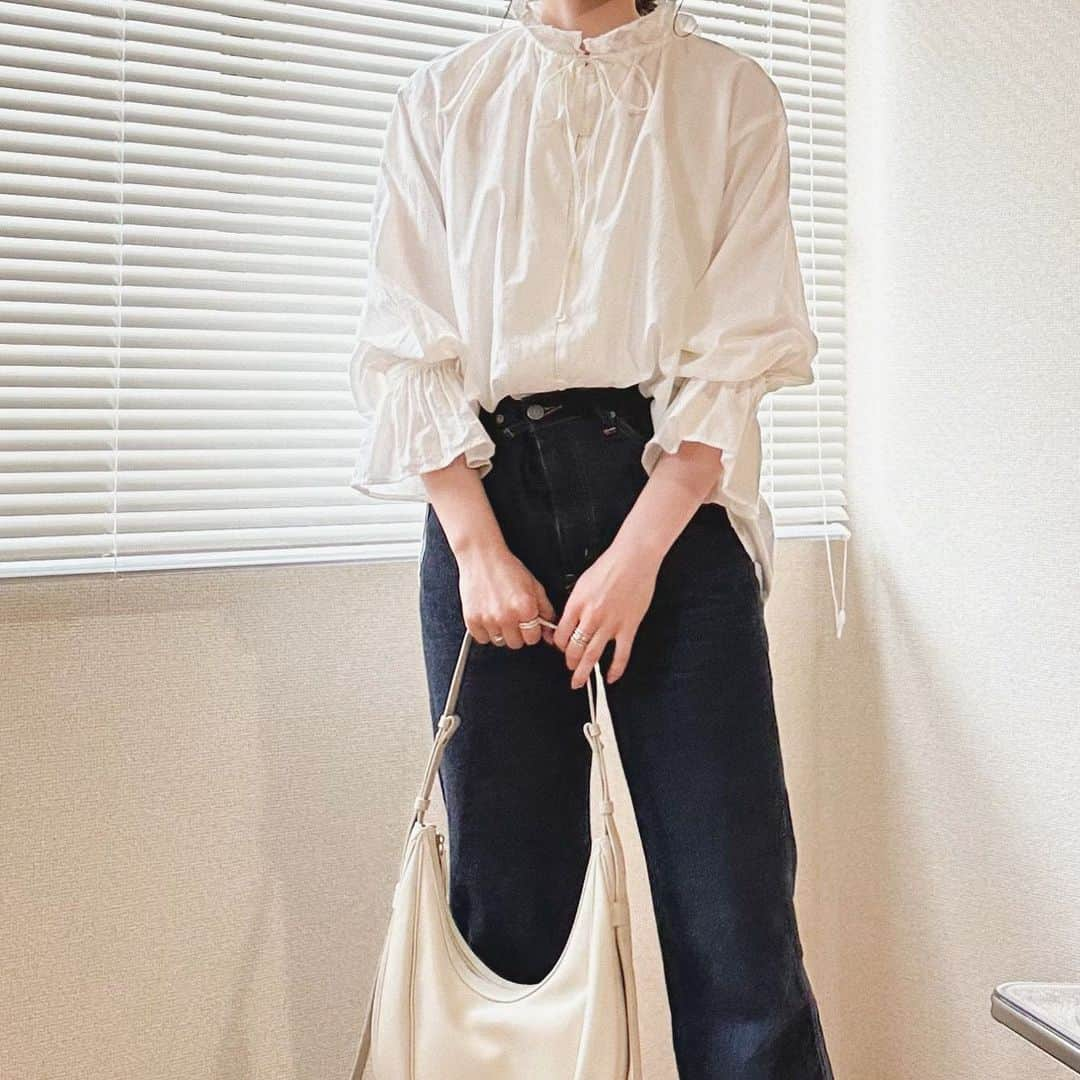 かほこ。さんのインスタグラム写真 - (かほこ。Instagram)「ㅤㅤㅤㅤㅤㅤㅤㅤㅤㅤㅤㅤㅤ ㅤㅤㅤㅤㅤㅤㅤㅤㅤㅤㅤㅤㅤ outer : #adametrope blouse : #lowrysfarm denim : #publictokyo bag : #folnua boots : #junoah ㅤㅤㅤㅤㅤㅤㅤㅤㅤㅤㅤㅤㅤ 普段前日に洋服を決めるのですが、朝起きたら予報と全然違ってて急いで決めた日☔︎ ㅤㅤㅤㅤㅤㅤㅤㅤㅤㅤㅤㅤㅤ いつもよりガーリー度強めだけど、デニムでカジュアルに！ ブラウスは袖をおろしても捲っても好きな形♡ ㅤㅤㅤㅤㅤㅤㅤㅤㅤㅤㅤㅤㅤ #kaho_fashion」4月7日 21時45分 - xxokohakxx