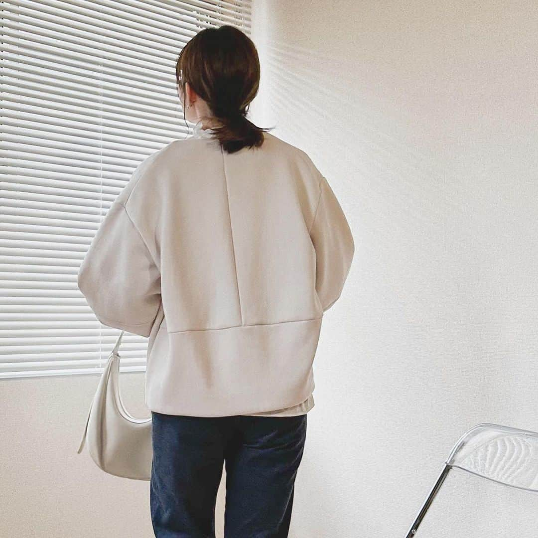 かほこ。さんのインスタグラム写真 - (かほこ。Instagram)「ㅤㅤㅤㅤㅤㅤㅤㅤㅤㅤㅤㅤㅤ ㅤㅤㅤㅤㅤㅤㅤㅤㅤㅤㅤㅤㅤ outer : #adametrope blouse : #lowrysfarm denim : #publictokyo bag : #folnua boots : #junoah ㅤㅤㅤㅤㅤㅤㅤㅤㅤㅤㅤㅤㅤ 普段前日に洋服を決めるのですが、朝起きたら予報と全然違ってて急いで決めた日☔︎ ㅤㅤㅤㅤㅤㅤㅤㅤㅤㅤㅤㅤㅤ いつもよりガーリー度強めだけど、デニムでカジュアルに！ ブラウスは袖をおろしても捲っても好きな形♡ ㅤㅤㅤㅤㅤㅤㅤㅤㅤㅤㅤㅤㅤ #kaho_fashion」4月7日 21時45分 - xxokohakxx