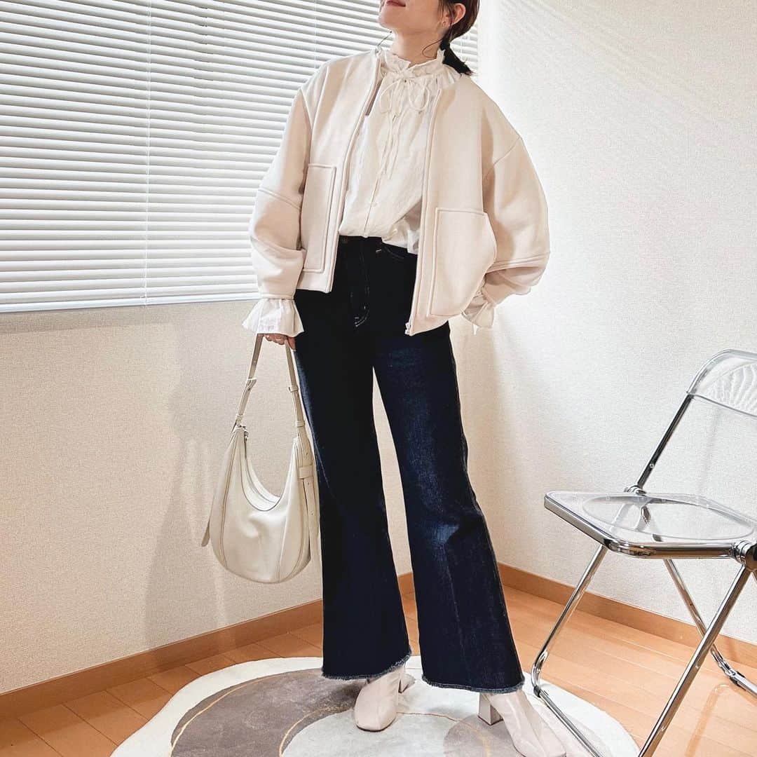 のインスタグラム：「ㅤㅤㅤㅤㅤㅤㅤㅤㅤㅤㅤㅤㅤ ㅤㅤㅤㅤㅤㅤㅤㅤㅤㅤㅤㅤㅤ outer : #adametrope blouse : #lowrysfarm denim : #publictokyo bag : #folnua boots : #junoah ㅤㅤㅤㅤㅤㅤㅤㅤㅤㅤㅤㅤㅤ 普段前日に洋服を決めるのですが、朝起きたら予報と全然違ってて急いで決めた日☔︎ ㅤㅤㅤㅤㅤㅤㅤㅤㅤㅤㅤㅤㅤ いつもよりガーリー度強めだけど、デニムでカジュアルに！ ブラウスは袖をおろしても捲っても好きな形♡ ㅤㅤㅤㅤㅤㅤㅤㅤㅤㅤㅤㅤㅤ #kaho_fashion」