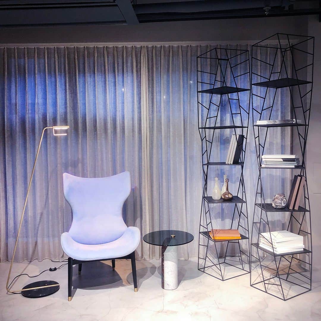 のインスタグラム：「ARMCHAIRS：JORGEN DESIGNER：ROBERTO LAZZERONI  SMALL TABLES：ZIGGY DESIGNER：PIETRO RUSSO  【 Baxter Tokyo 】 東京都港区南青山4-18-16 フォレストヒルズ WESTWING B1F Tel：03-5413-8913　Mail：info@omobito.jp Store : 11:00～18:00 (※水曜日のみ事前予約制)  . . .  #baxtercinema #baxtermadeinitaly #baxter #baxterjapan #baxtertokyo #leather #interior #interiordesign #interiorstyling #furniture #lifestyle #バクスター #バクスタージャパン #バクスター東京 #イタリア家具 #インテリア #インテリアデザイン #レイアウト #ライフスタイル #家具 #照明 #ソファ #チェア #テーブル #ベッド #リビング #レザー #ヌバック #表参道 #南青山」