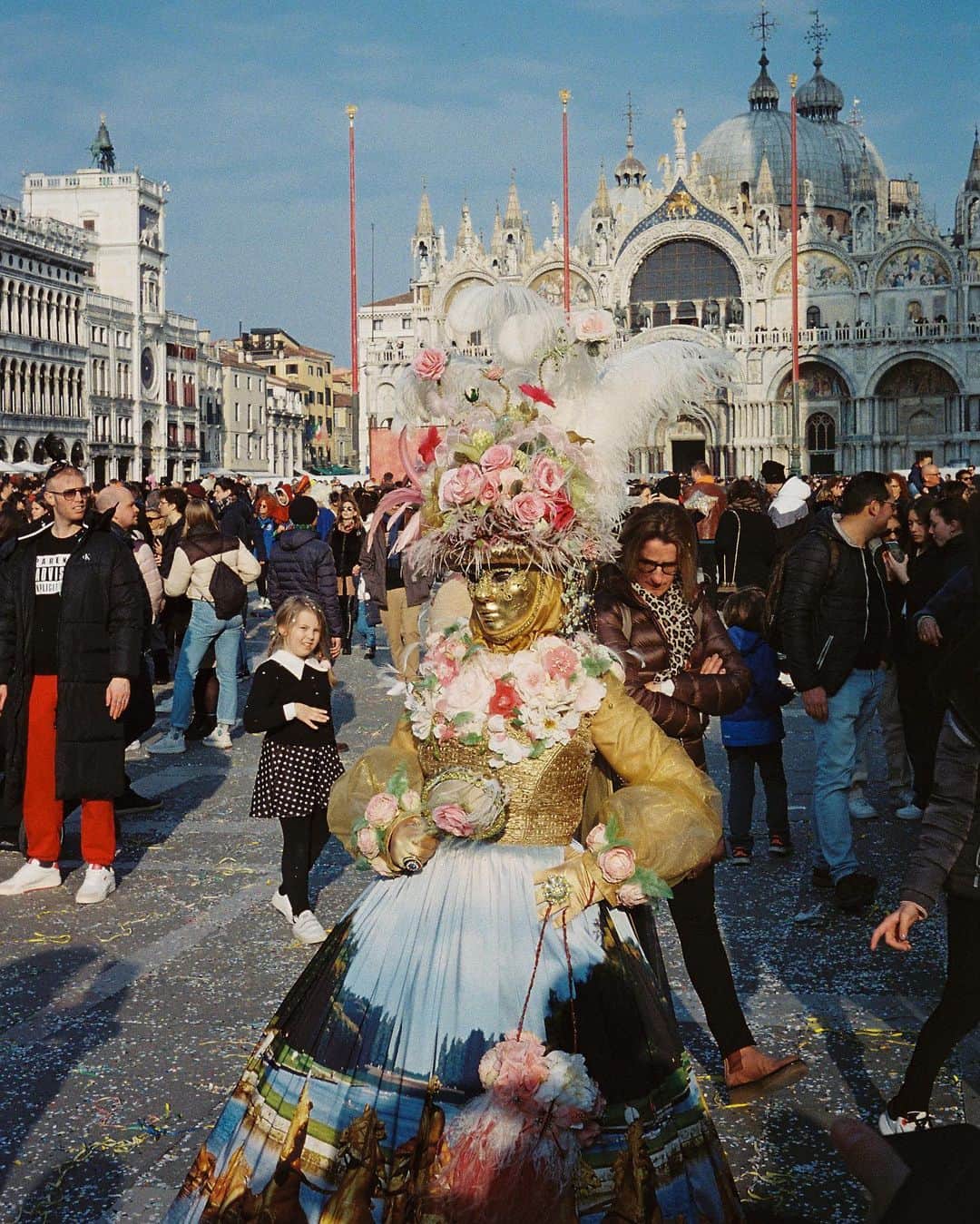 ケルシー・ロビンソンさんのインスタグラム写真 - (ケルシー・ロビンソンInstagram)「Film from Carnival in Venezia ✨🌞🌸🦋」4月7日 21時52分 - krobin32