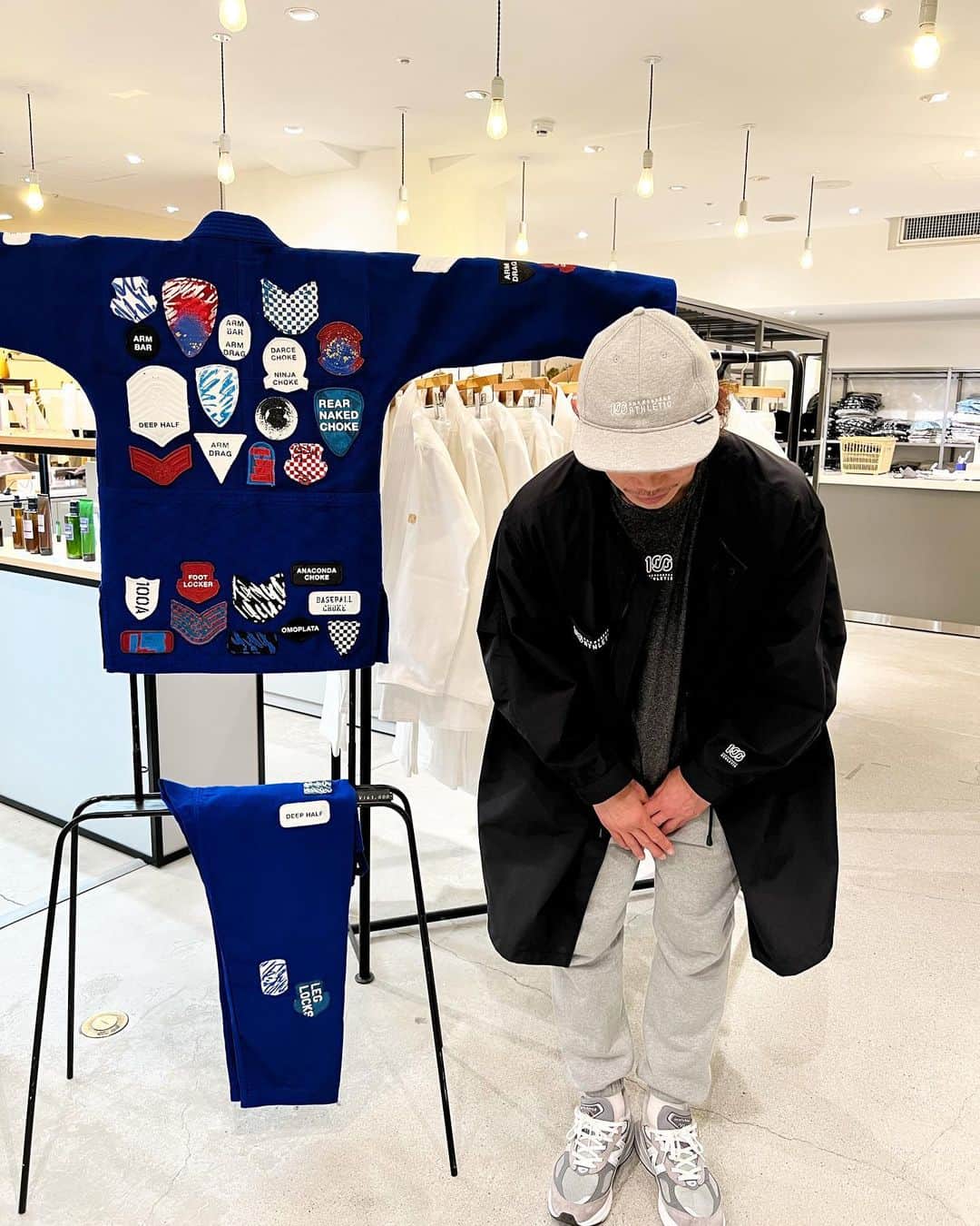 宇野薫のインスタグラム：「100A JIU-JITSU Gi CUSTOMIZING ART EXHIBITION in KYOTO 3日  本日は雨の中ご来店いただきありがとうございました！ 明日土曜日も10:30〜20:00 藤井大丸2F THE SPACE FUJII DAIMARUでお待ちしております。」
