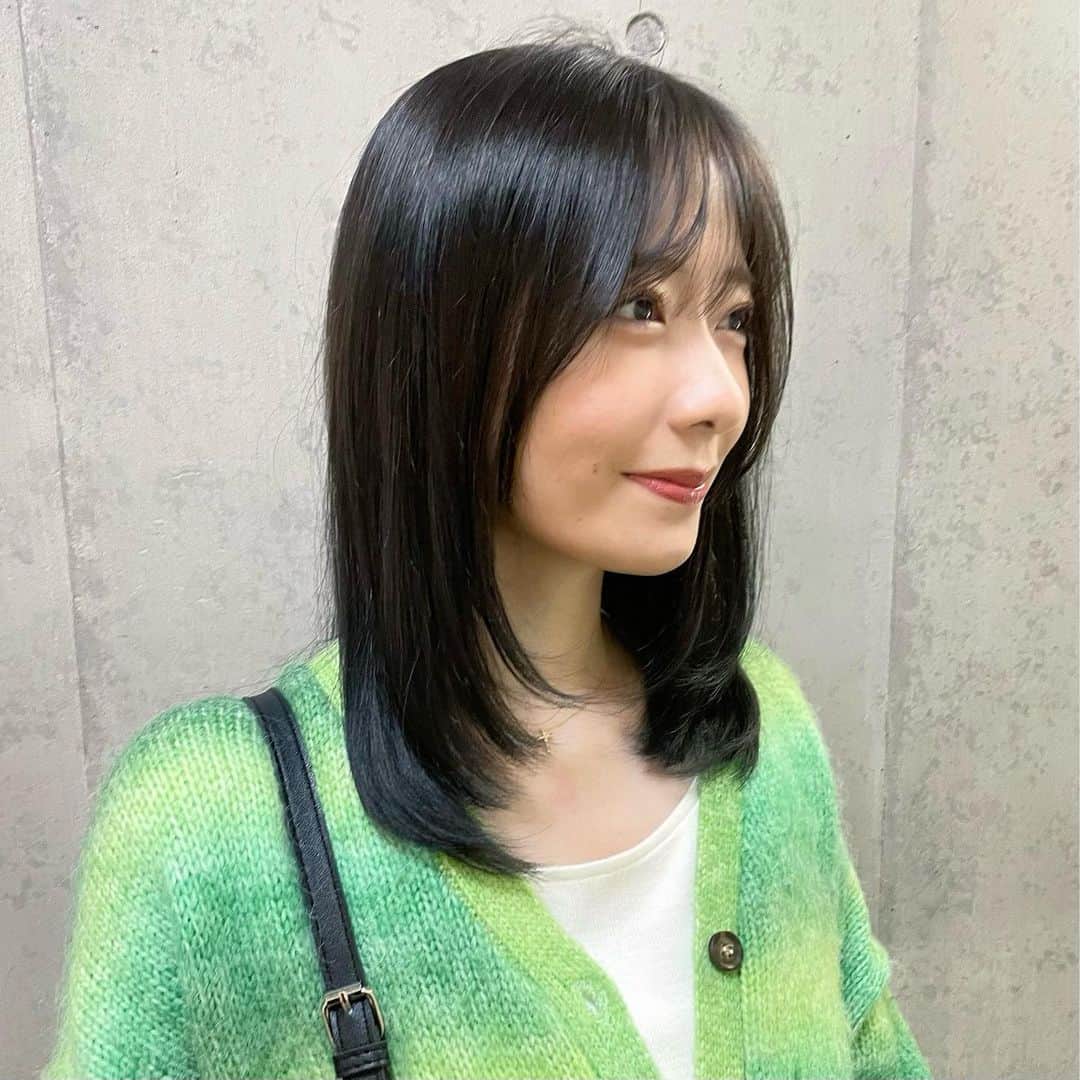 てぃーみきのインスタグラム：「. 髪の毛暗くして、レイヤーも入れて すっきり～～✌🏻️⸝⸝⸝  #ヘアカラー  #イエベ春 #ビビットスプリング #ビビットウィンター」