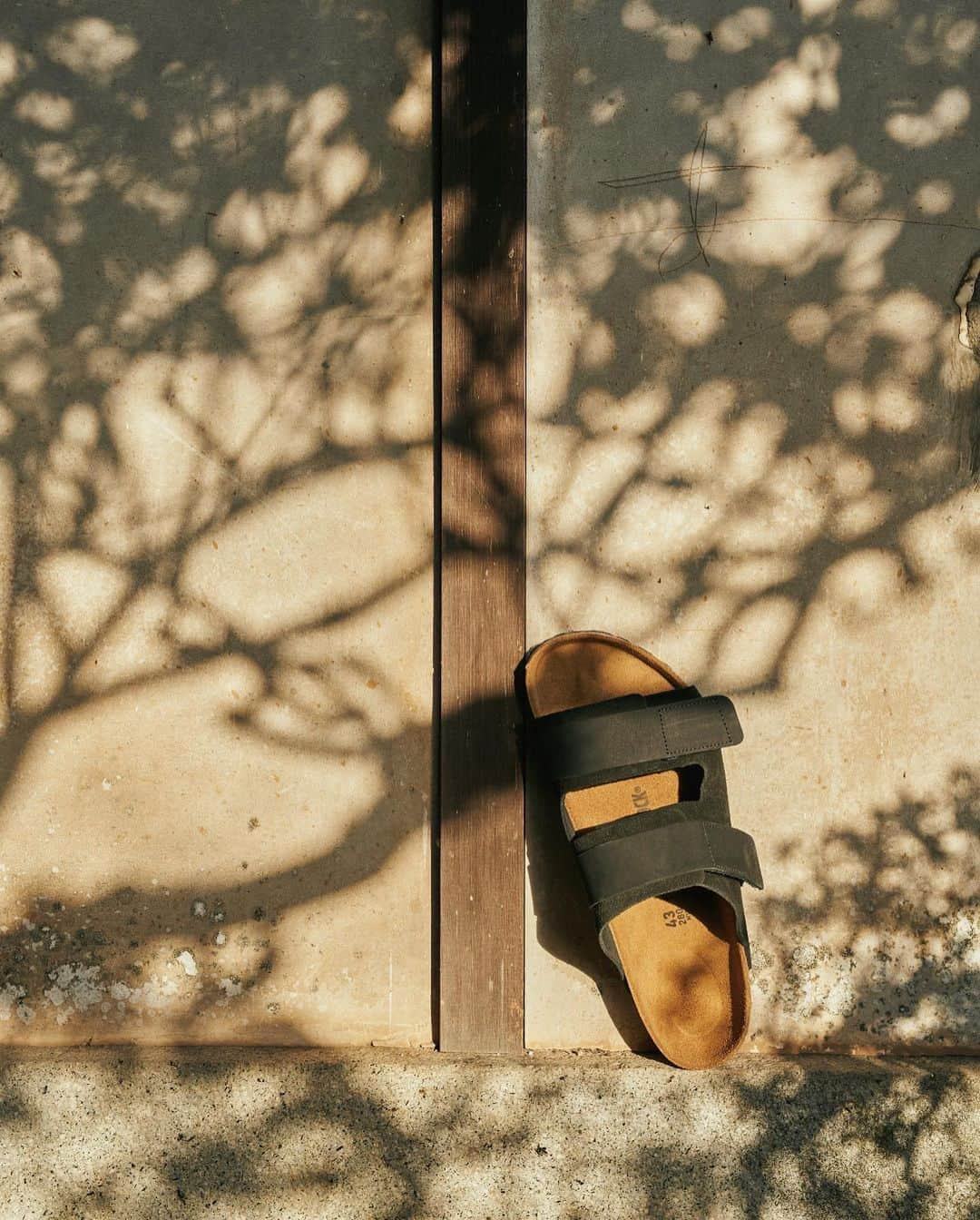 JOURNAL STANDARD relumeさんのインスタグラム写真 - (JOURNAL STANDARD relumeInstagram)「BIRKENSTOCK FOR JOURNAL STANDARD relume UJI & OITA  履き心地の良さを追求するドイツのシューズメーカーBIRKENSTOCK。"自然な歩行を促す"というテーマを掲げて作られるプロダクトの数々は、解剖学に基づき、足の健康をサポートする。そんな同ブランドより、2023SSシーズンに日本の地名にフィーチャーした2モデルUJIとOITAをリリース。2020年に登場したKYOTOと同様、日本の歴史や文化にリスペクトを払い、着物の襟合わせからインスピレーションを得たベルクロ仕様が特徴的。そして、BAYCREW’Sの主要ブランドであるJOURNAL STANDARD、JOURNAL STANDARD relume、ÉDIFICE、417 ÉDIFICE、Spick & Span、FRAMeWORK、Plageよりエクスクルーシブカラーで登場。汎用性の高いクラシカルなデザインに、日本古来の侘び寂びが加わった長く愛せる一足をデイリーに楽しみたい。  ■発売日 4/14 (金)  ■relume取扱モデル・カラー ・Mens UJI（品番：23093465003510） BLACK/KHAKI ¥19,800 tax in  OITA（品番：23093465003610） ブラック/ホワイト ¥16,500 tax in  ・Ladies OITA（品番：23093463004810） ホワイト/ピンク ¥16,500 tax in  #birkenstock #ビルケンシュトック  #journalstandardrelume #ジャーナルスタンダードレリューム」4月7日 21時56分 - js_relume