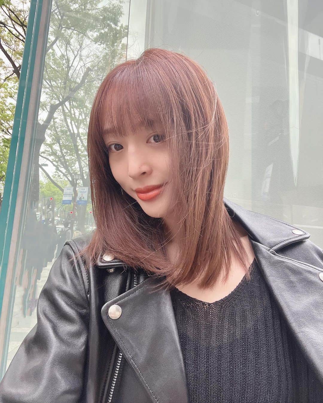 のインスタグラム：「久々のオフだったので 美容室駆け込み🏃❣️ カットカラー❣️  顔色良く見えるように @riholog1001 ちゃんが いろいろ考えてやってくれました❣️  全部お任せ🙇‍♀️ いつもありがとうです💜」