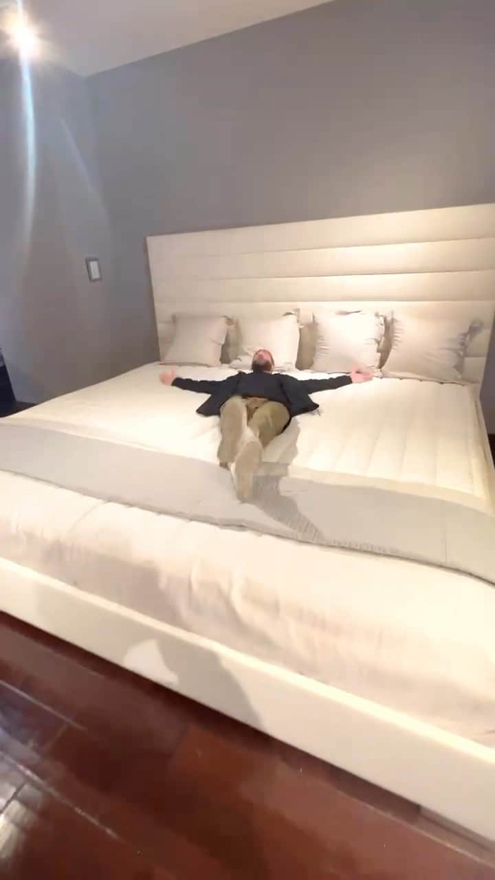 ジュリアン・エデルマンのインスタグラム：「Serious question: is it humanly possible to walk into a mattress store and not immediately jump on the biggest bed you see?  Big shoutout to @garytrudellccm for getting me set up with the perfect mattress. Don’t sleep on @customcomfortmattress … sleep on their mattresses. 😉」