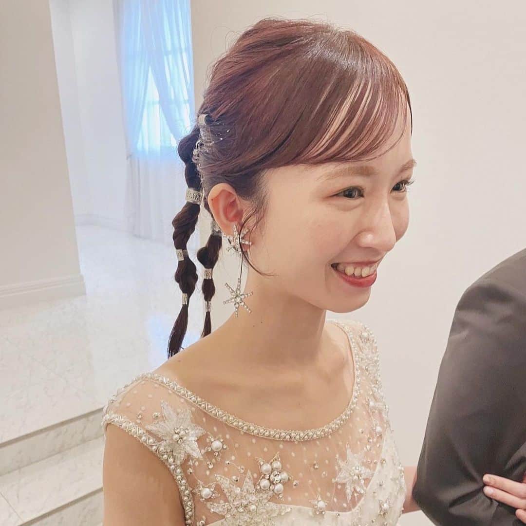 Choole 業界初、オンライン結婚式準備サービスさんのインスタグラム写真 - (Choole 業界初、オンライン結婚式準備サービスInstagram)「【#編み下ろしヘア 】 #あみおろしアレンジ  こんばんは！トキハナ編集部です✨ - - - - 今回は、盛れすぎ注意！『編み下ろしヘア』のご紹介です🫶  どの写真もすごく可愛いですよね💕 - - - - Photo by @ena0620  - - - - —————————————————— ⚜️トキハナのInstagramとは？ ・結婚式準備に役立つ情報を毎日投稿❤︎ ・まだ結婚式場が決まっていない花嫁さまへ🌸ドレス試着イベントも開催👗 ・情報を見逃さないよう、@tokihana_weddingからフォローください✨  ⚜️トキハナって？ 最大割引＆ドレス持込み無料の『結婚式場見学予約サイト🕊️』 💍トキハナの特徴💍 ・持込可能な式場数はNo.1(自社調べ)👑 ・即決不要で、最大割引が貰える💰 ・自分たちの費用が見学前にわかるから安心💛 ・LINEでいつでも相談可能👍 ・元プランナーとの無料相談会やLINE診断で、式場も効率的に見つけられる💁‍♀️ ・式場は元プランナーが厳選する信頼できる式場だけ⛪ ・ドレス最大50%オフクーポンもget👗 登録はID検索orQRコードから▼ ID:@608xvfyd  ————————————————— #プレ花嫁#日本中のプレ花嫁さんと繋がりたい #卒花嫁さんとも繋がりたい #トキハナ #卒花」4月7日 21時58分 - tokihana_wedding