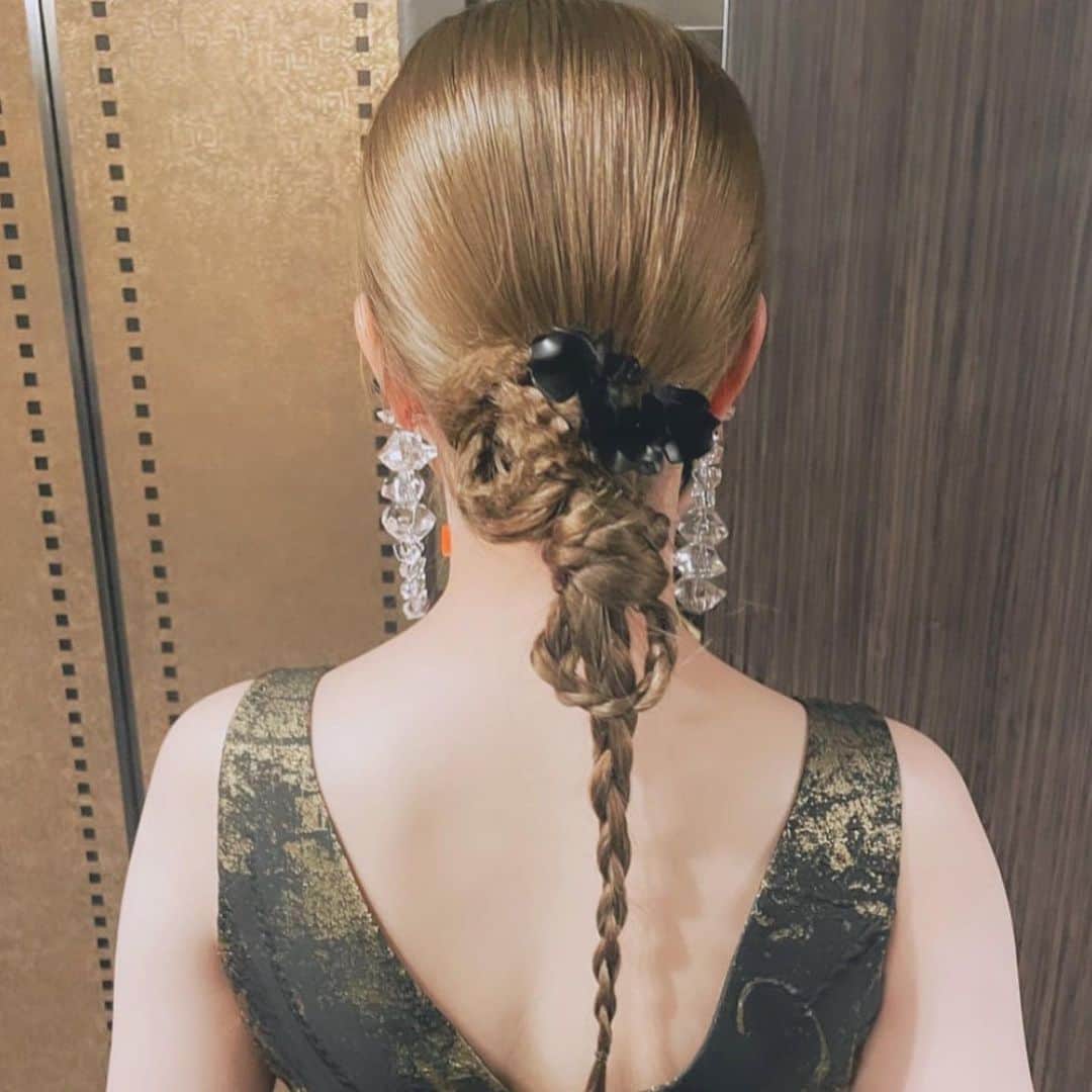 Choole 業界初、オンライン結婚式準備サービスさんのインスタグラム写真 - (Choole 業界初、オンライン結婚式準備サービスInstagram)「【#編み下ろしヘア 】 #あみおろしアレンジ  こんばんは！トキハナ編集部です✨ - - - - 今回は、盛れすぎ注意！『編み下ろしヘア』のご紹介です🫶  どの写真もすごく可愛いですよね💕 - - - - Photo by @ena0620  - - - - —————————————————— ⚜️トキハナのInstagramとは？ ・結婚式準備に役立つ情報を毎日投稿❤︎ ・まだ結婚式場が決まっていない花嫁さまへ🌸ドレス試着イベントも開催👗 ・情報を見逃さないよう、@tokihana_weddingからフォローください✨  ⚜️トキハナって？ 最大割引＆ドレス持込み無料の『結婚式場見学予約サイト🕊️』 💍トキハナの特徴💍 ・持込可能な式場数はNo.1(自社調べ)👑 ・即決不要で、最大割引が貰える💰 ・自分たちの費用が見学前にわかるから安心💛 ・LINEでいつでも相談可能👍 ・元プランナーとの無料相談会やLINE診断で、式場も効率的に見つけられる💁‍♀️ ・式場は元プランナーが厳選する信頼できる式場だけ⛪ ・ドレス最大50%オフクーポンもget👗 登録はID検索orQRコードから▼ ID:@608xvfyd  ————————————————— #プレ花嫁#日本中のプレ花嫁さんと繋がりたい #卒花嫁さんとも繋がりたい #トキハナ #卒花」4月7日 21時58分 - tokihana_wedding