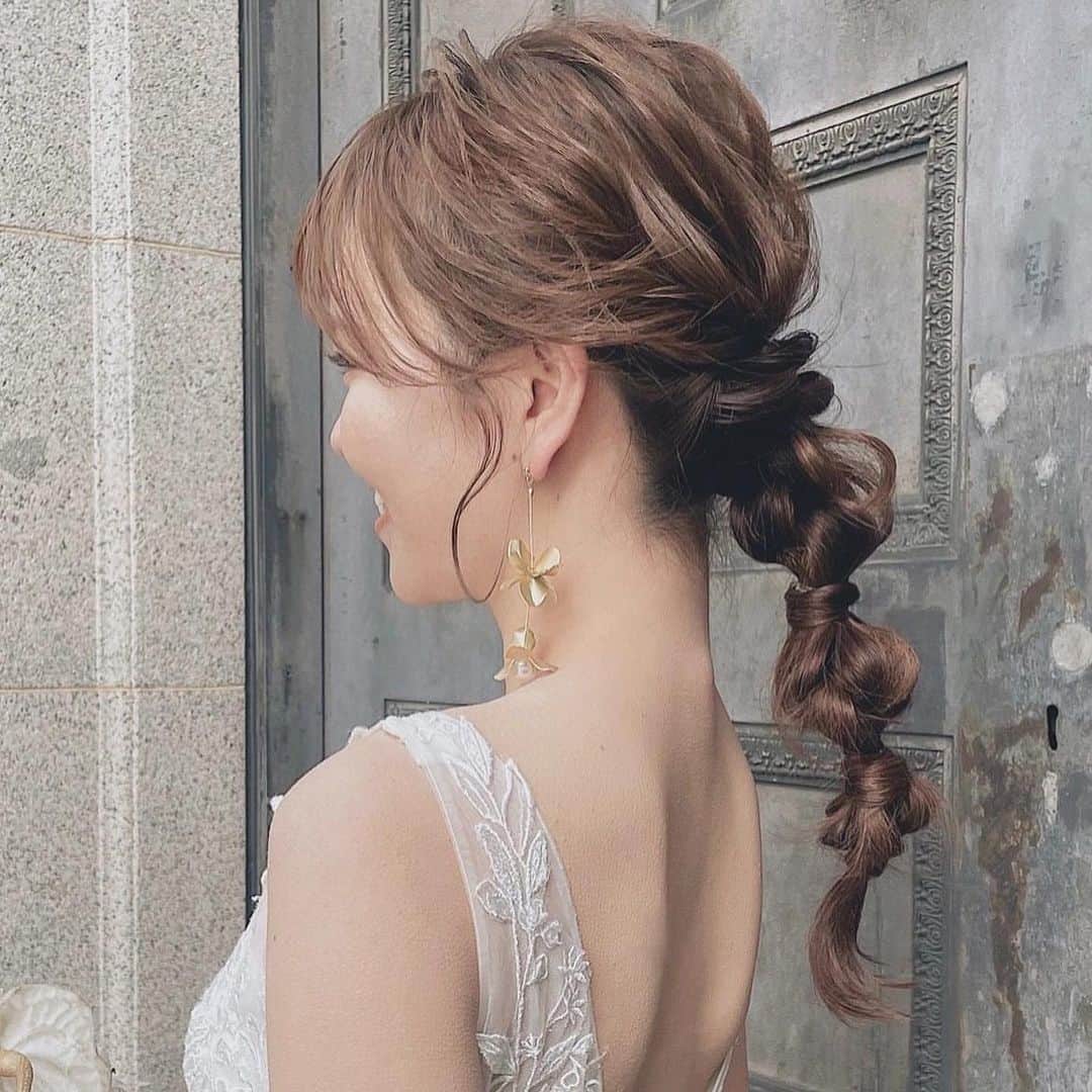 Choole 業界初、オンライン結婚式準備サービスさんのインスタグラム写真 - (Choole 業界初、オンライン結婚式準備サービスInstagram)「【#編み下ろしヘア 】 #あみおろしアレンジ  こんばんは！トキハナ編集部です✨ - - - - 今回は、盛れすぎ注意！『編み下ろしヘア』のご紹介です🫶  どの写真もすごく可愛いですよね💕 - - - - Photo by @ena0620  - - - - —————————————————— ⚜️トキハナのInstagramとは？ ・結婚式準備に役立つ情報を毎日投稿❤︎ ・まだ結婚式場が決まっていない花嫁さまへ🌸ドレス試着イベントも開催👗 ・情報を見逃さないよう、@tokihana_weddingからフォローください✨  ⚜️トキハナって？ 最大割引＆ドレス持込み無料の『結婚式場見学予約サイト🕊️』 💍トキハナの特徴💍 ・持込可能な式場数はNo.1(自社調べ)👑 ・即決不要で、最大割引が貰える💰 ・自分たちの費用が見学前にわかるから安心💛 ・LINEでいつでも相談可能👍 ・元プランナーとの無料相談会やLINE診断で、式場も効率的に見つけられる💁‍♀️ ・式場は元プランナーが厳選する信頼できる式場だけ⛪ ・ドレス最大50%オフクーポンもget👗 登録はID検索orQRコードから▼ ID:@608xvfyd  ————————————————— #プレ花嫁#日本中のプレ花嫁さんと繋がりたい #卒花嫁さんとも繋がりたい #トキハナ #卒花」4月7日 21時58分 - tokihana_wedding