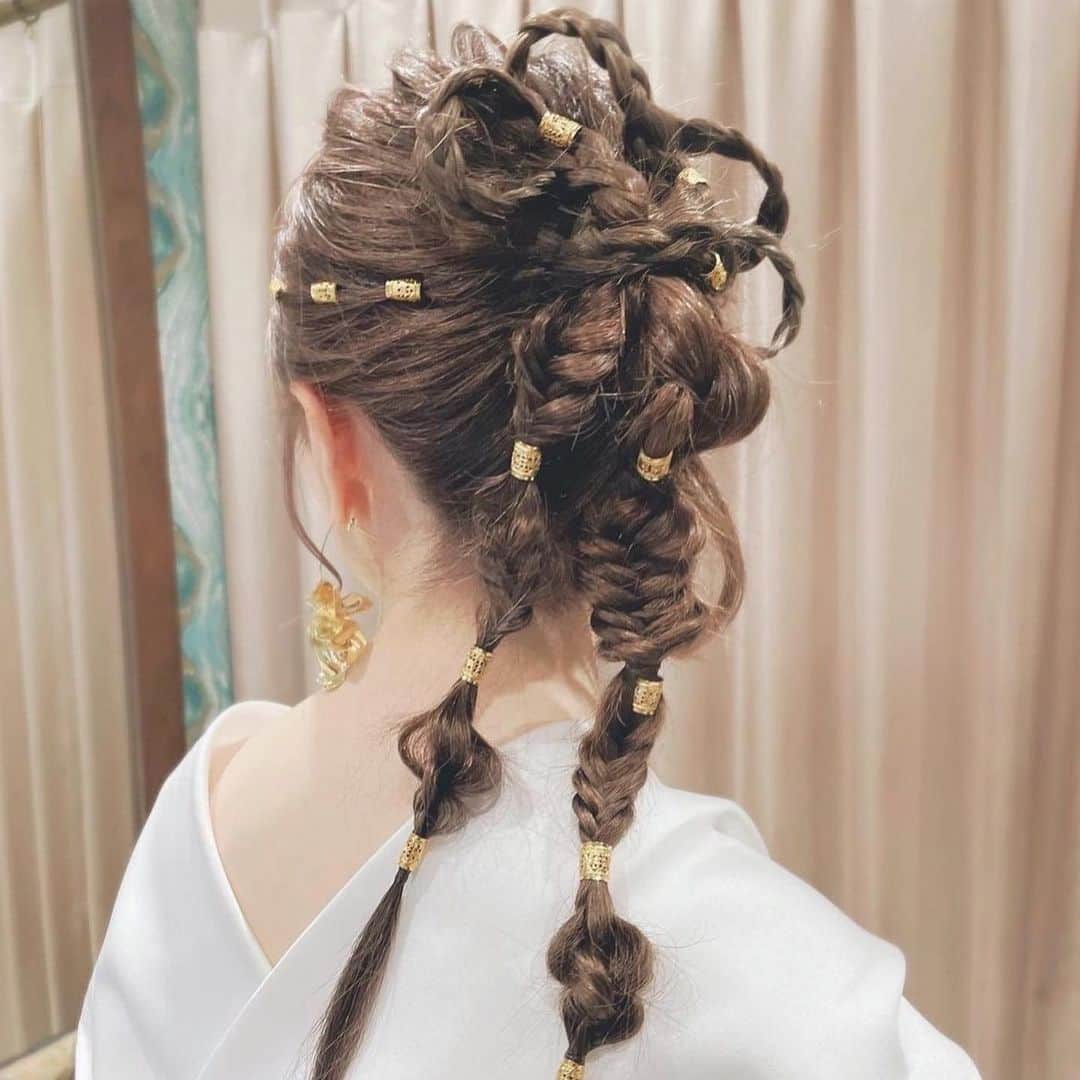 Choole 業界初、オンライン結婚式準備サービスさんのインスタグラム写真 - (Choole 業界初、オンライン結婚式準備サービスInstagram)「【#編み下ろしヘア 】 #あみおろしアレンジ  こんばんは！トキハナ編集部です✨ - - - - 今回は、盛れすぎ注意！『編み下ろしヘア』のご紹介です🫶  どの写真もすごく可愛いですよね💕 - - - - Photo by @ena0620  - - - - —————————————————— ⚜️トキハナのInstagramとは？ ・結婚式準備に役立つ情報を毎日投稿❤︎ ・まだ結婚式場が決まっていない花嫁さまへ🌸ドレス試着イベントも開催👗 ・情報を見逃さないよう、@tokihana_weddingからフォローください✨  ⚜️トキハナって？ 最大割引＆ドレス持込み無料の『結婚式場見学予約サイト🕊️』 💍トキハナの特徴💍 ・持込可能な式場数はNo.1(自社調べ)👑 ・即決不要で、最大割引が貰える💰 ・自分たちの費用が見学前にわかるから安心💛 ・LINEでいつでも相談可能👍 ・元プランナーとの無料相談会やLINE診断で、式場も効率的に見つけられる💁‍♀️ ・式場は元プランナーが厳選する信頼できる式場だけ⛪ ・ドレス最大50%オフクーポンもget👗 登録はID検索orQRコードから▼ ID:@608xvfyd  ————————————————— #プレ花嫁#日本中のプレ花嫁さんと繋がりたい #卒花嫁さんとも繋がりたい #トキハナ #卒花」4月7日 21時58分 - tokihana_wedding