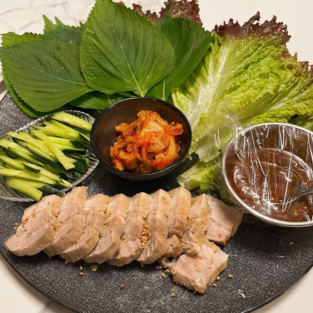 越野矢素子さんのインスタグラム写真 - (越野矢素子Instagram)「今夜はあるもので韓国料理🇰🇷 チヂミ焼きすぎた😩」4月7日 22時05分 - loversyaso