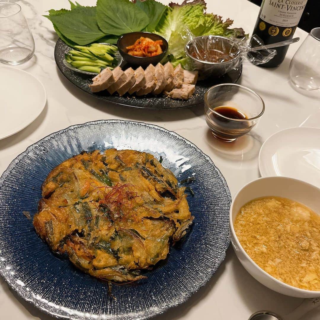 越野矢素子さんのインスタグラム写真 - (越野矢素子Instagram)「今夜はあるもので韓国料理🇰🇷 チヂミ焼きすぎた😩」4月7日 22時05分 - loversyaso