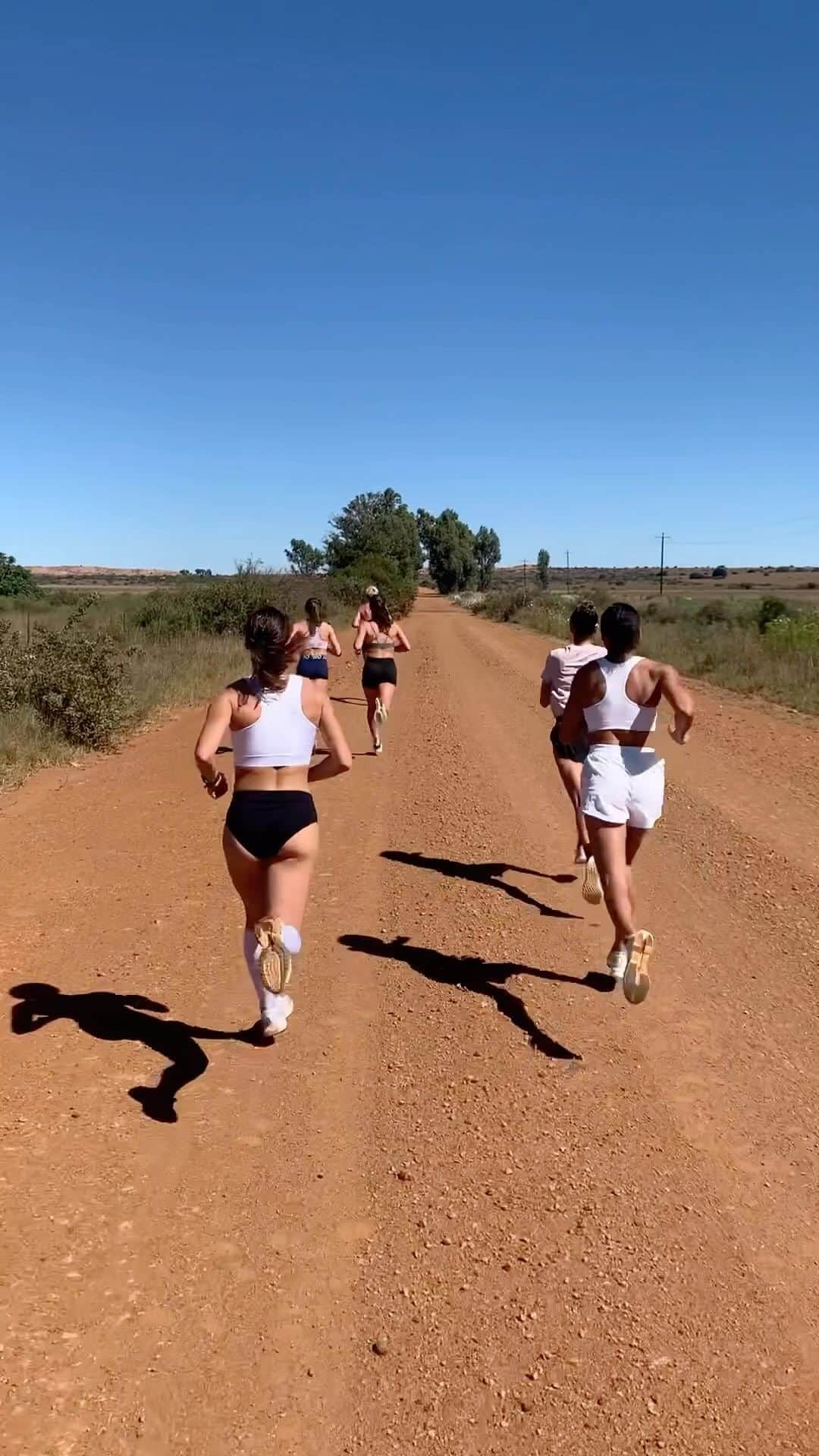 Camille LAUSのインスタグラム：「Stepping out of my comfort zone by training with 800m runners 🏃🏻‍♀️  Thank you for letting me join your team for this training camp @louisheyer @rachelgloriapellaud @valentinarosamilia @gabigajanova @lovisalindh @vincentnotz @berenicefulchiron 💕」