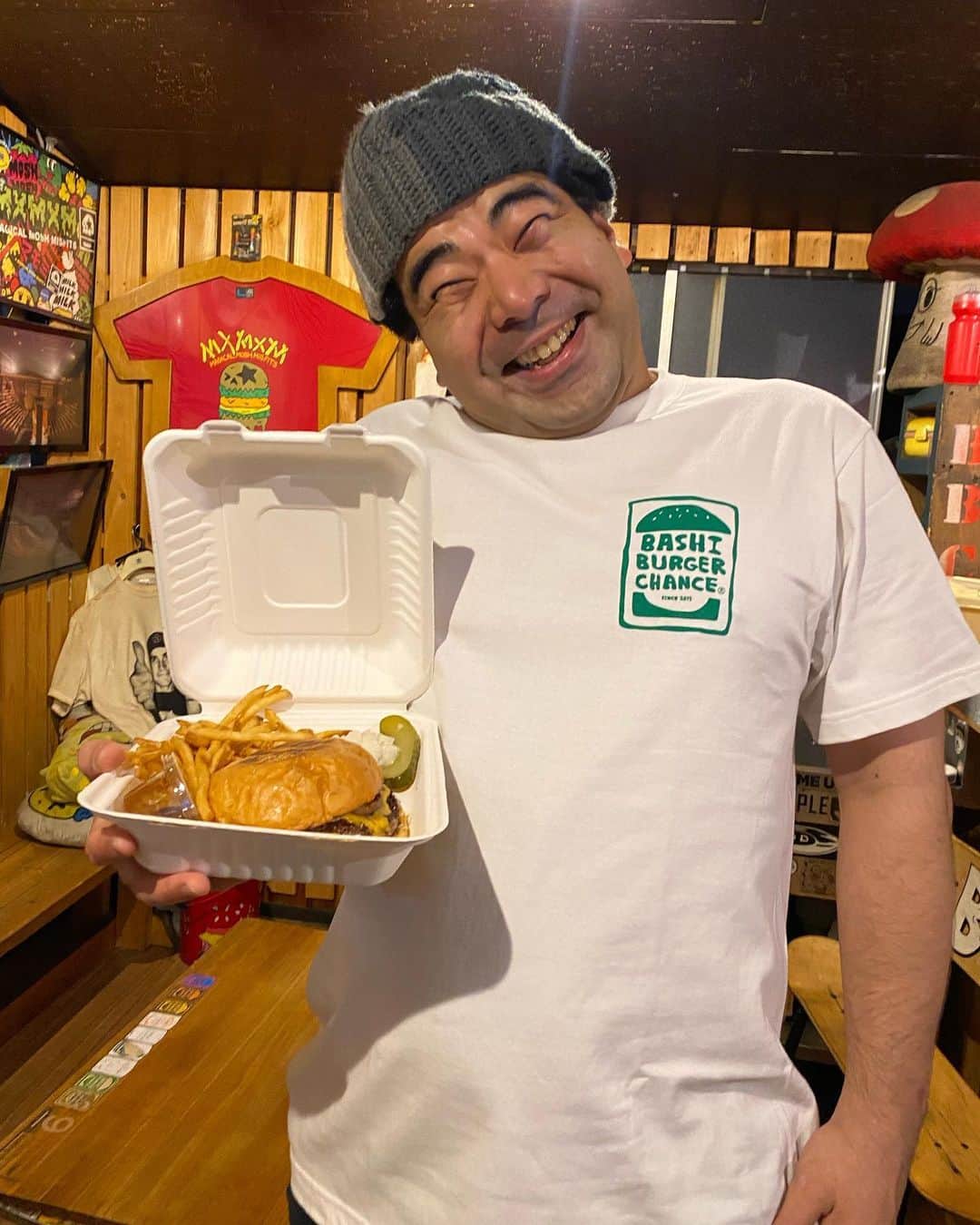 蛭川 慎太郎のインスタグラム：「ハンバーガー食った後にスケボーしたら板が折れたよ。 まだこの板4回しか乗ってないのに… 天国と地獄。」