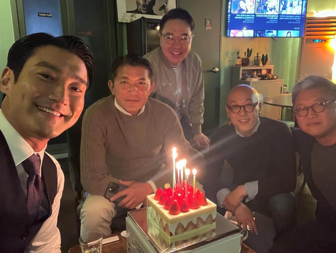 チェ・シウォン（SUPER JUNIOR）さんのインスタグラム写真 - (チェ・シウォン（SUPER JUNIOR）Instagram)「축하해 주셔서 감사합니다 형님들.. 형님들도 좋지만 내년엔…  @ryanjwhong」4月7日 22時12分 - siwonchoi