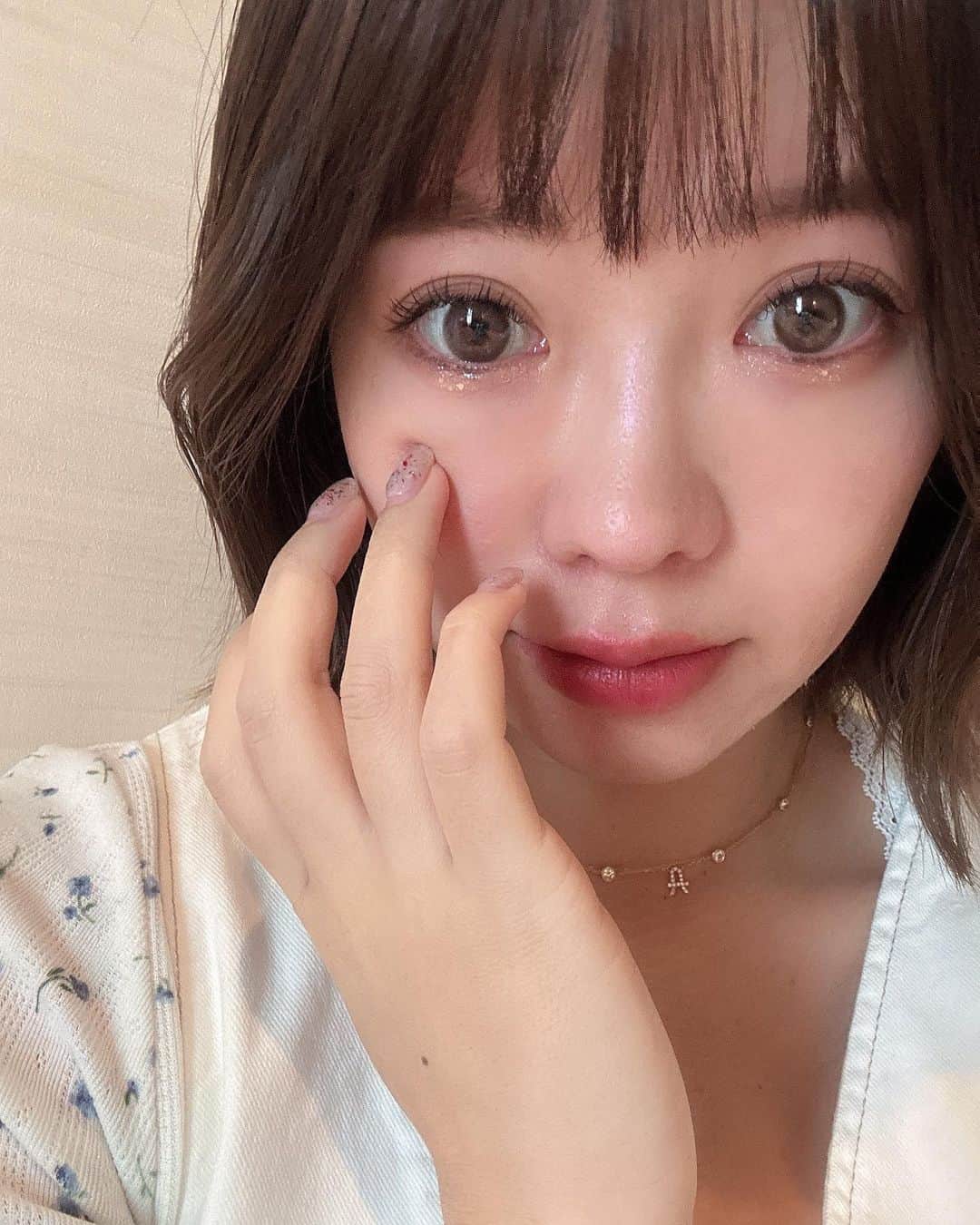 鈴木あやのインスタグラム：「下ライン引いて👀 黒目下にラメも付け✨ まつエク綺麗にして🌷 気合いいれた日のわたくし🫶🏻(顔が全然違う🥸)  さてこんな気合いいれたとある日どこに行ったかというと このあとは推しの #aぇgroup の現場レポオタトークになりますので興味ある方のみどうぞ🙇‍♀️ ・ ・ ・ ・ ・ ・ ・ ・ ・ ・ さて。待ちに待ったAぇ! groupの全国ツアー‼️なんせ私初日が当たりました🥲✨奇跡…😫💖 そしてまさかの前から12列目という神席。まじ神様ありがとうです🥲  Aぇの現場に当たったのはファンクラブ入って抽選頑張ってから、4回中初めてで本当に本当に楽しみにしていました🥹❤️ 好きになったきっかけは向井康二くんが好きだから昔の番組やらをさかのぼりまくるとAぇを見つけてそっからどハマり👀🔥 笑い、歌唱力、気合い、ダンス、見せ方 全てがパワフルで元気もらえるのよ。  私実は、去年夏あたり本当人生最大にメンタルズタボロでストレスからか鬱手前みたいになり😅 目がずっと痙攣してたり、ずっと放心状態で笑えなくなっていたり、人間不信になったりと精神的にやばかったんだけど そんな時SnowManはもちろんだけどAぇの"やってやるぞ‼️"精神にすごく勇気とパワーをもらい頑張れた時期があったの😭💖 だから今回のツアーでAぇがステージに現れた瞬間、自然と涙でたの🥹 で、初めから最後までずっとずーっと楽しくてカッコよくてカッコよくて(強調) 忙しいだろうに最高のステージを届けてくれてありがとうって感謝の気持ちでいっぱいになりました😭✨  末澤誠也くん推しではありますが本当箱推しなグループ！❤️💛💙🧡💜💚 という私の思い出オタ現場レポでした🙇‍♀️  あ！1つ言わせてください！🫠 奇跡的に推しが私の5列前まで来てくれたの！目の前にきたの😫✨ なのに私の前にいた女の子2人組が、うちわを頭より上に2枚(形4枚)掲げるから全然推しの顔が見えなくて悲しい気持ちになったの😭推しにファンサされたい気持ちは痛いほどわかるけど本当やめてほしかった…🥲背伸びしても見えなかった😞屈んで小さな隙間から一生懸命見てた🥲  でもさすがの末澤さま。 その子たちのうちわがっつり見えてるはずなのに一切その子達にはファンサしていなかったよ😗 さすがだよ  #末澤誠也 さま🫶🏻❤️🔥笑」