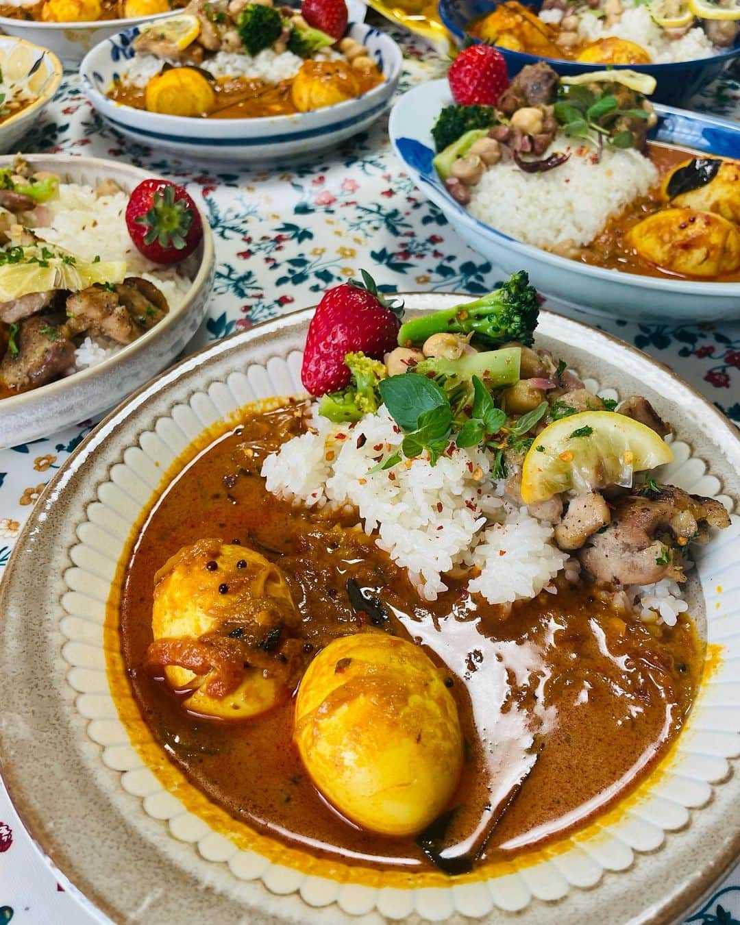 一条もんこさんのインスタグラム写真 - (一条もんこInstagram)「4月の新メニューは  卵カレー レモンチキン 豆とブロッコリーのサラダ  です。 卵品薄、値上がり、でも頑張ります🥹 #卵カレー#カレー教室#料理教室#SpiceLife#渋谷#レッスン#カレー#curry#スパイス#レモンチキン#豆サラダ#スパイスカレー#スパイス料理#一条もんこ」4月7日 22時15分 - monko1215