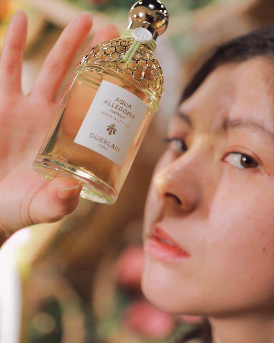 エモン・久瑠美さんのインスタグラム写真 - (エモン・久瑠美Instagram)「GUERLAIN AQUA ALLEGORIA 🐝  ミツバチ保護活動や女性養蜂家の育成支援など、サステナビリティに関する活動に積極的に取り組んでいるGuerlainのサステナビリティを体現するコレクションより自然の恵みである稀少な素材にフォーカスしたeau de toilet[アクア アレゴリア ハーベスト] 3つの香りが限定発売❣️[フォルテ]にも新たな香りが仲間入り!  私のお気に入りは、NEROLIA VETIVER、蜂蜜とオレンジの良い香り🐝  #ゲラン  #アクアアレゴリア @guerlain」4月7日 22時16分 - kurumixo_