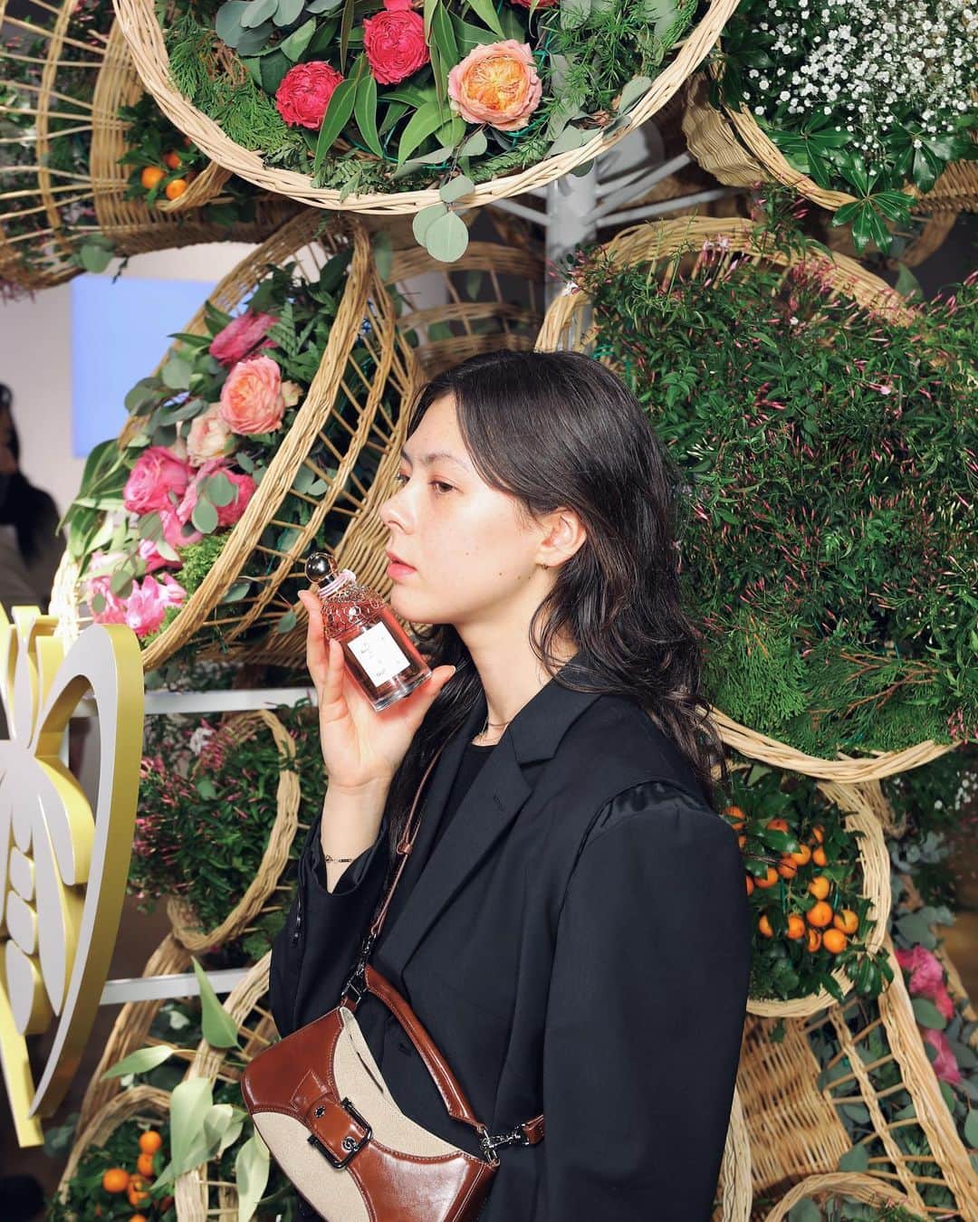 エモン・久瑠美のインスタグラム：「GUERLAIN AQUA ALLEGORIA 🐝  ミツバチ保護活動や女性養蜂家の育成支援など、サステナビリティに関する活動に積極的に取り組んでいるGuerlainのサステナビリティを体現するコレクションより自然の恵みである稀少な素材にフォーカスしたeau de toilet[アクア アレゴリア ハーベスト] 3つの香りが限定発売❣️[フォルテ]にも新たな香りが仲間入り!  私のお気に入りは、NEROLIA VETIVER、蜂蜜とオレンジの良い香り🐝  #ゲラン  #アクアアレゴリア @guerlain」