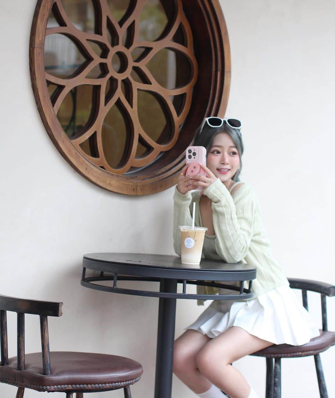 徐薇涵（Wei Han Xu）さんのインスタグラム写真 - (徐薇涵（Wei Han Xu）Instagram)「我在人間販賣綠色🌱 全身綠連咖啡廳也找綠的🤣 ☕️富玉洋行🍞生吐司專賣 喜歡生吐司的去天母可以嚐嚐 - 忽冷忽熱適合穿這溫柔慵懶的 針織上衣 @suitangtang_official」4月7日 22時19分 - pppig