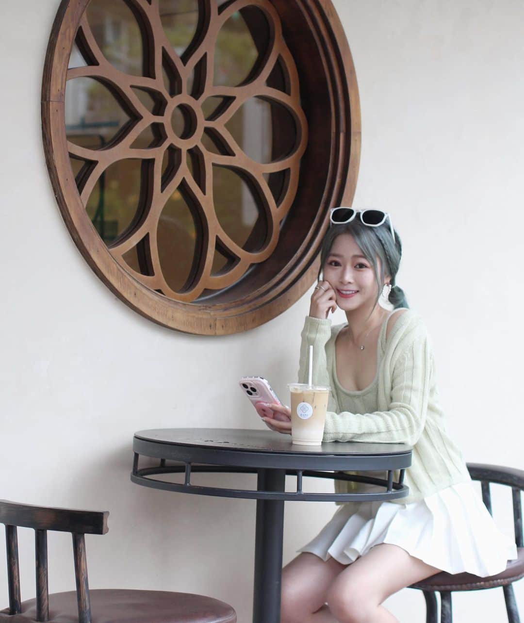 徐薇涵（Wei Han Xu）さんのインスタグラム写真 - (徐薇涵（Wei Han Xu）Instagram)「我在人間販賣綠色🌱 全身綠連咖啡廳也找綠的🤣 ☕️富玉洋行🍞生吐司專賣 喜歡生吐司的去天母可以嚐嚐 - 忽冷忽熱適合穿這溫柔慵懶的 針織上衣 @suitangtang_official」4月7日 22時19分 - pppig