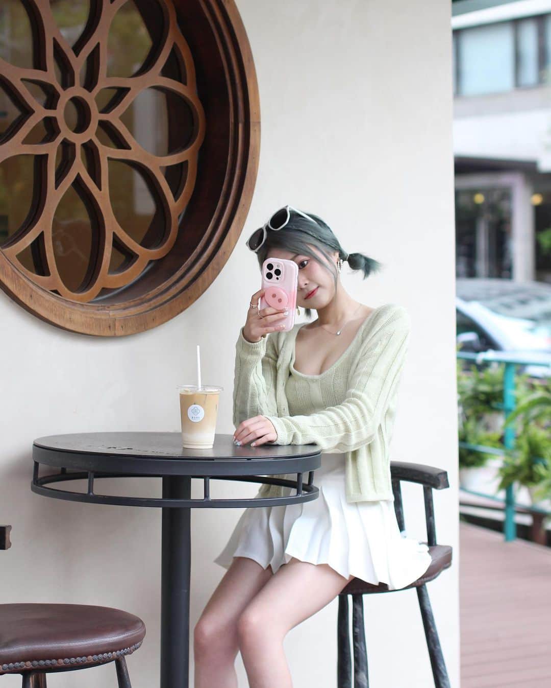 徐薇涵（Wei Han Xu）のインスタグラム：「我在人間販賣綠色🌱 全身綠連咖啡廳也找綠的🤣 ☕️富玉洋行🍞生吐司專賣 喜歡生吐司的去天母可以嚐嚐 - 忽冷忽熱適合穿這溫柔慵懶的 針織上衣 @suitangtang_official」